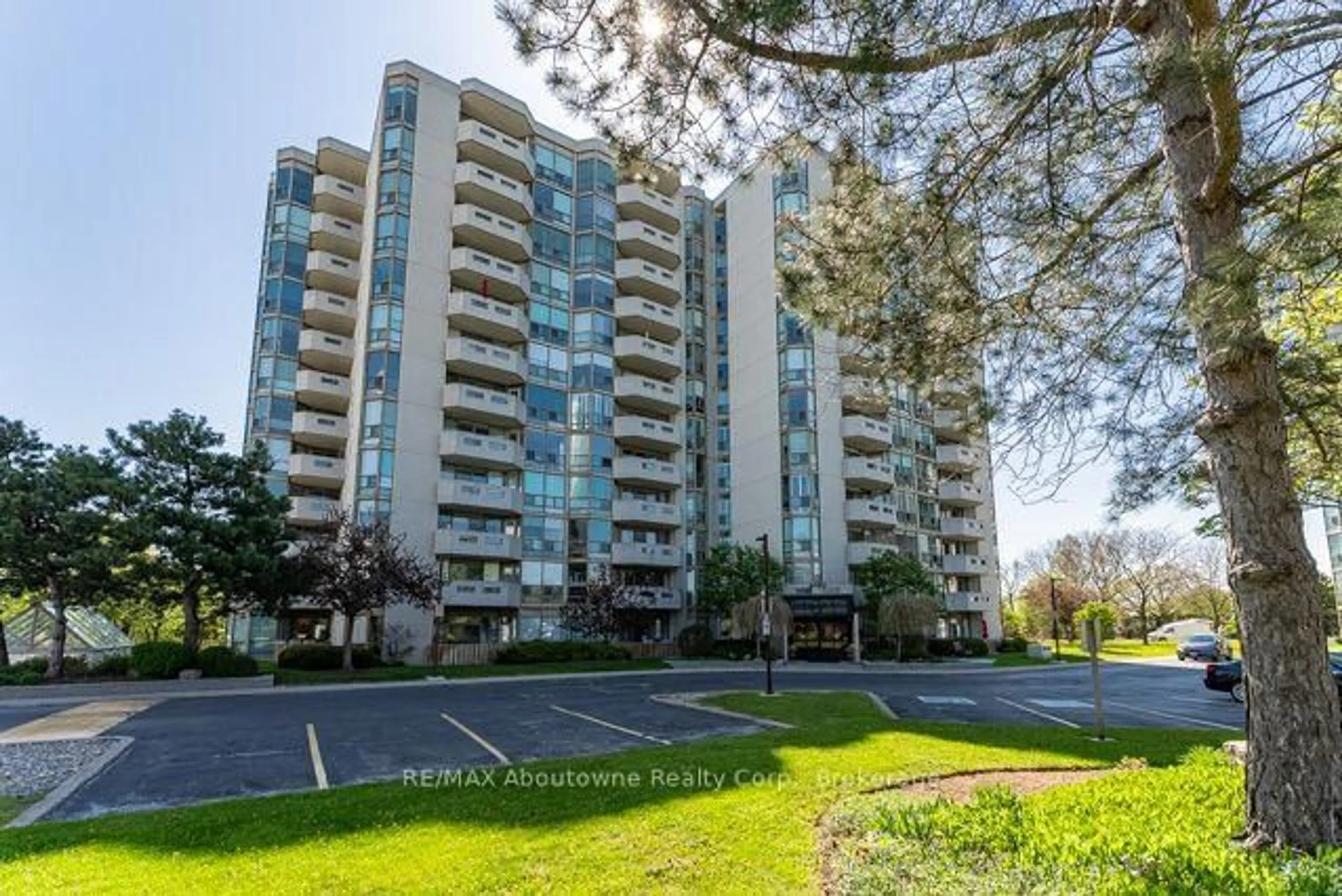 A pic from outside/outdoor area/front of a property/back of a property/a pic from drone, unknown for 5080 Pinedale Ave #1006, Burlington Ontario L7L 5V7