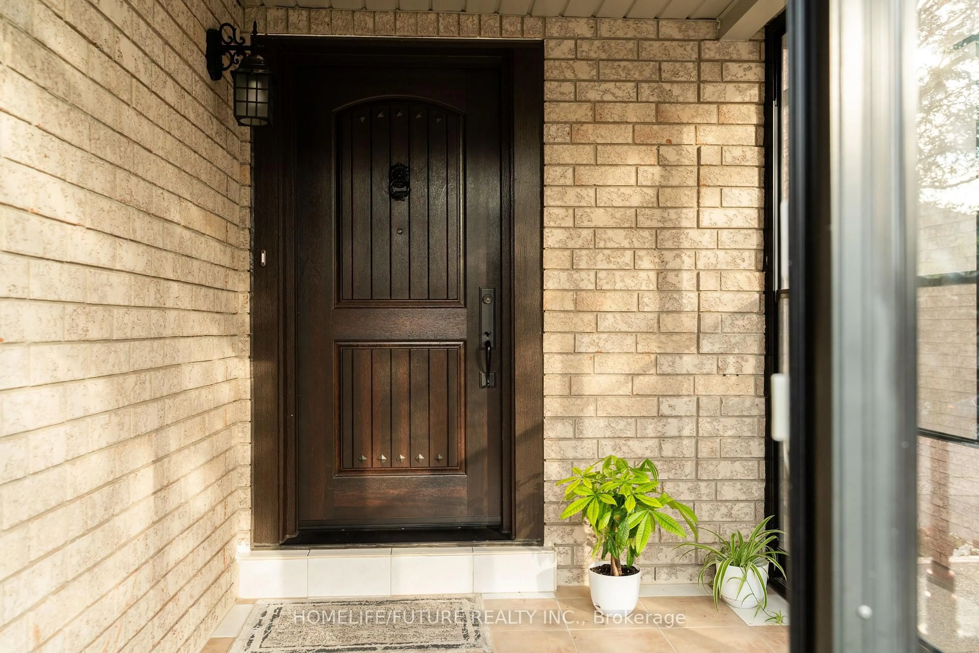 Indoor entryway for 620 Madame St, Mississauga Ontario L5W 1G6