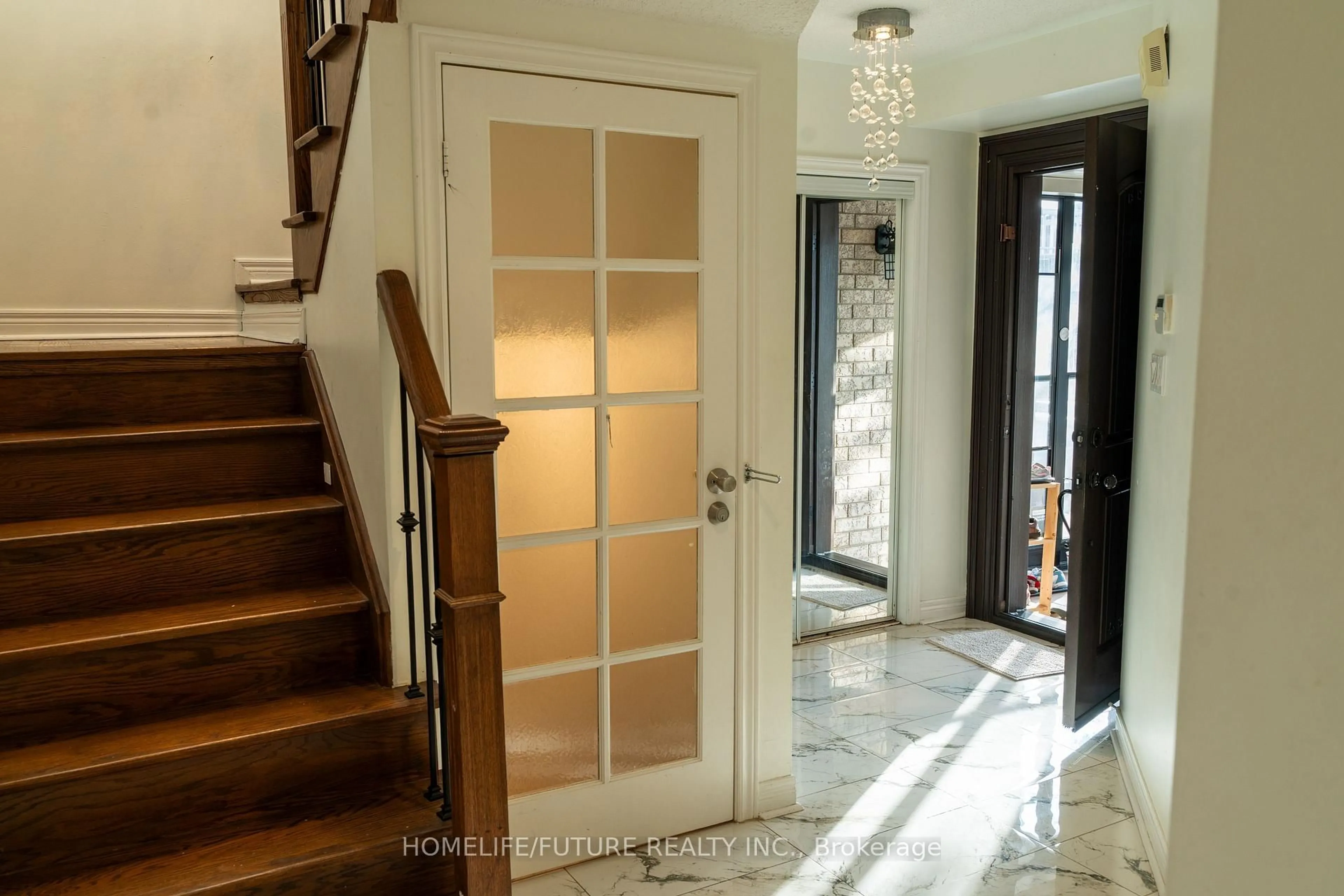 Indoor entryway for 620 Madame St, Mississauga Ontario L5W 1G6