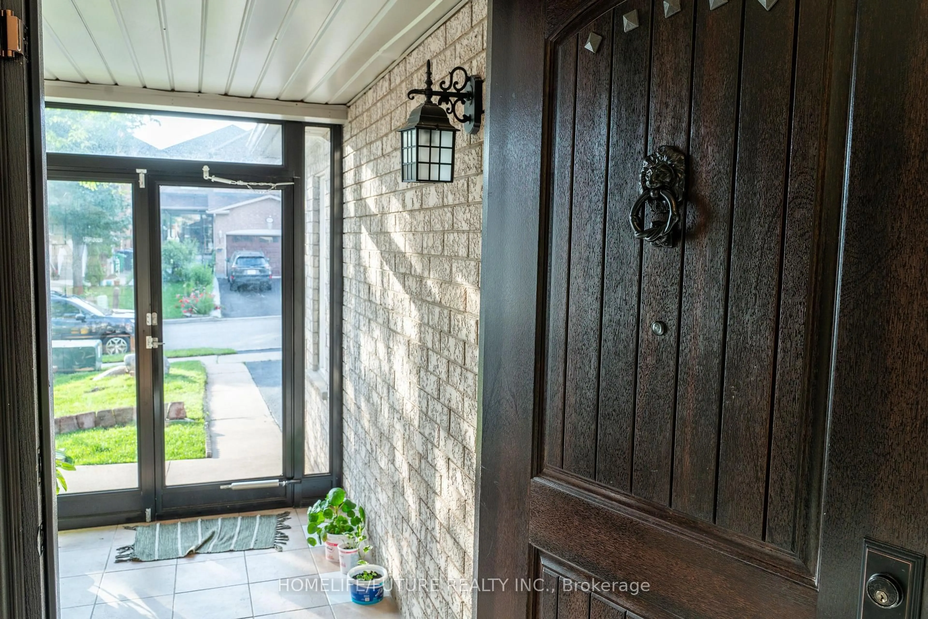 Indoor entryway for 620 Madame St, Mississauga Ontario L5W 1G6
