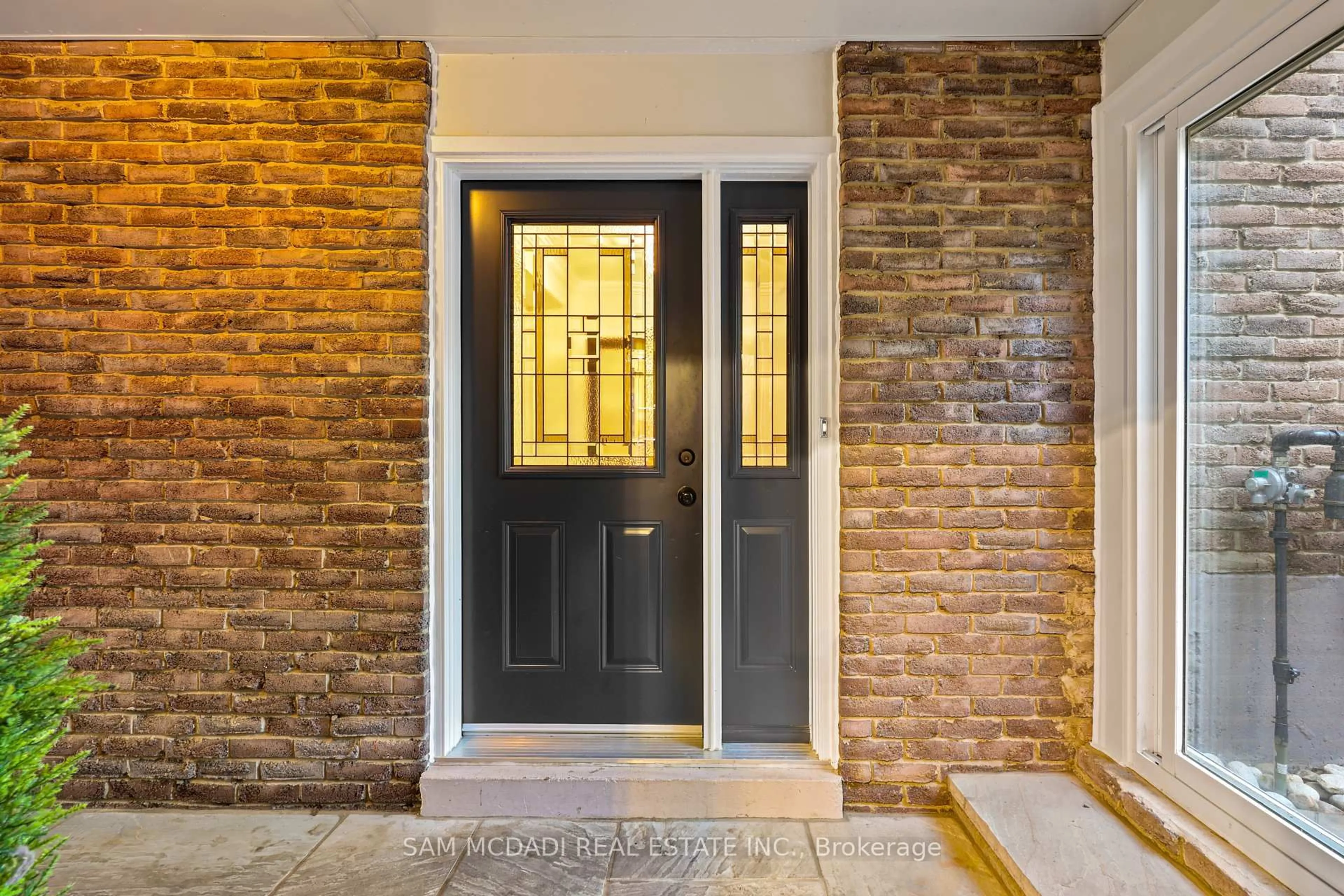 Indoor entryway for 38 Kenninghall Blvd, Mississauga Ontario L5N 1J4