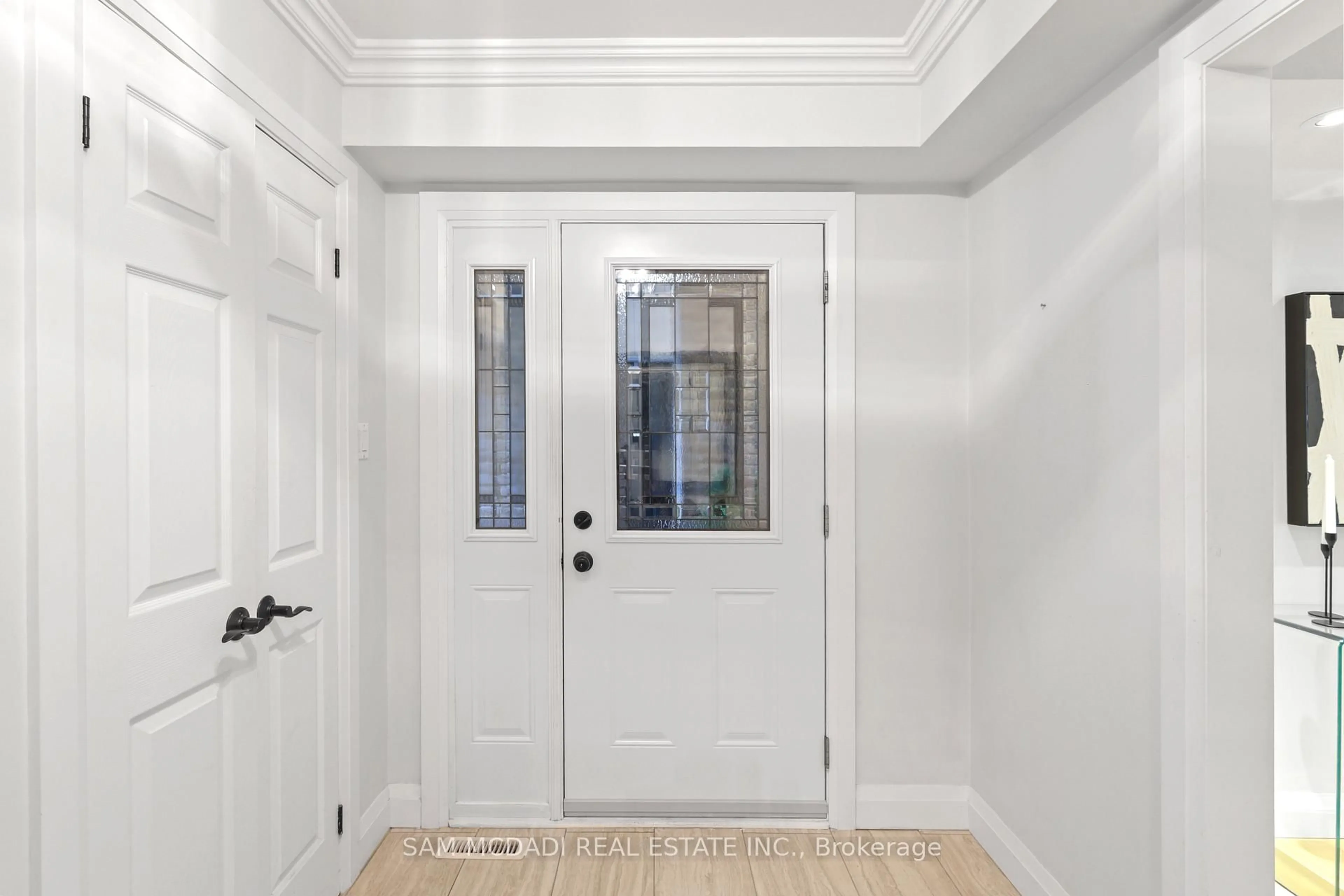 Indoor entryway for 38 Kenninghall Blvd, Mississauga Ontario L5N 1J4