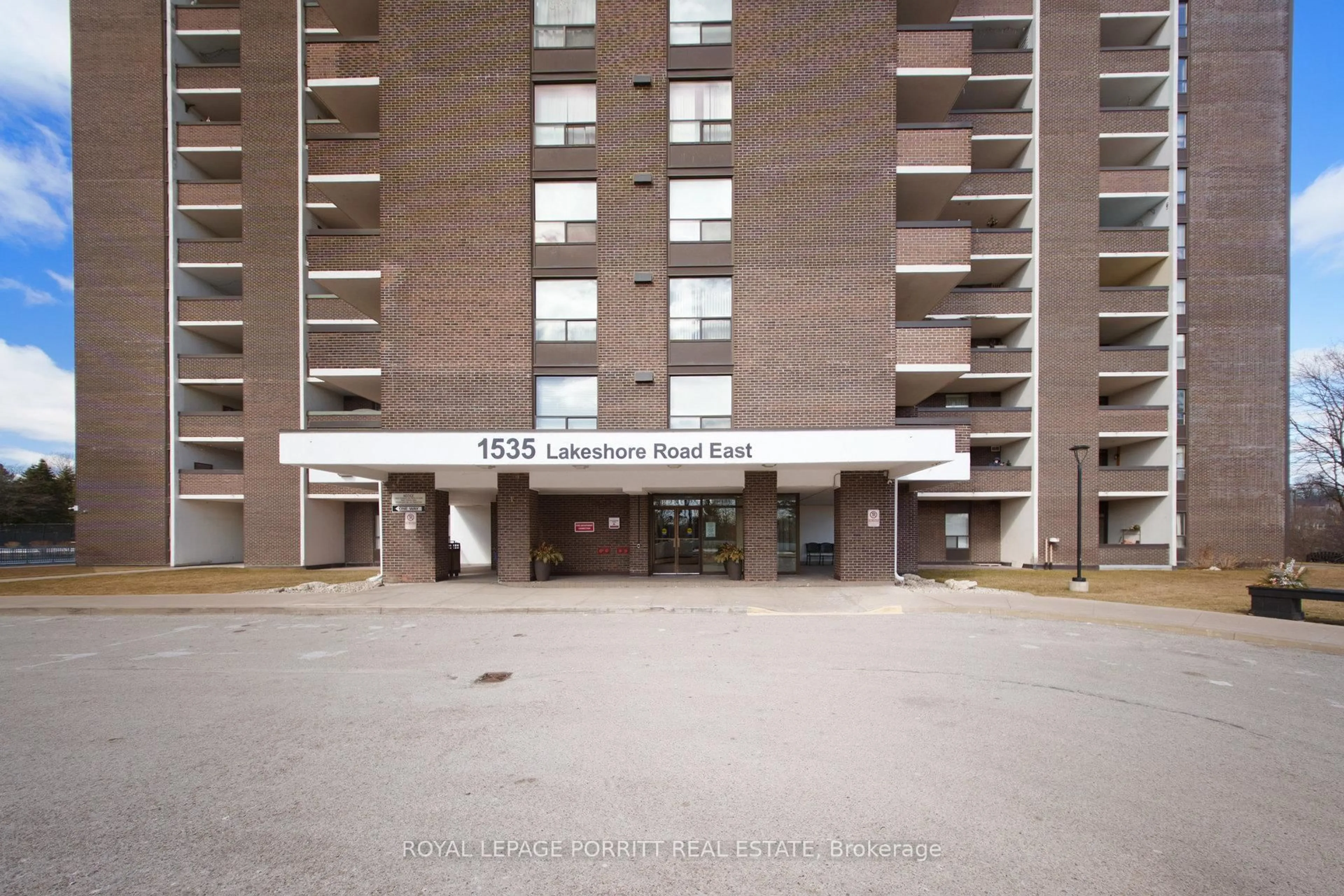 Indoor foyer for 1535 Lakeshore Rd #201, Mississauga Ontario L5E 3E2