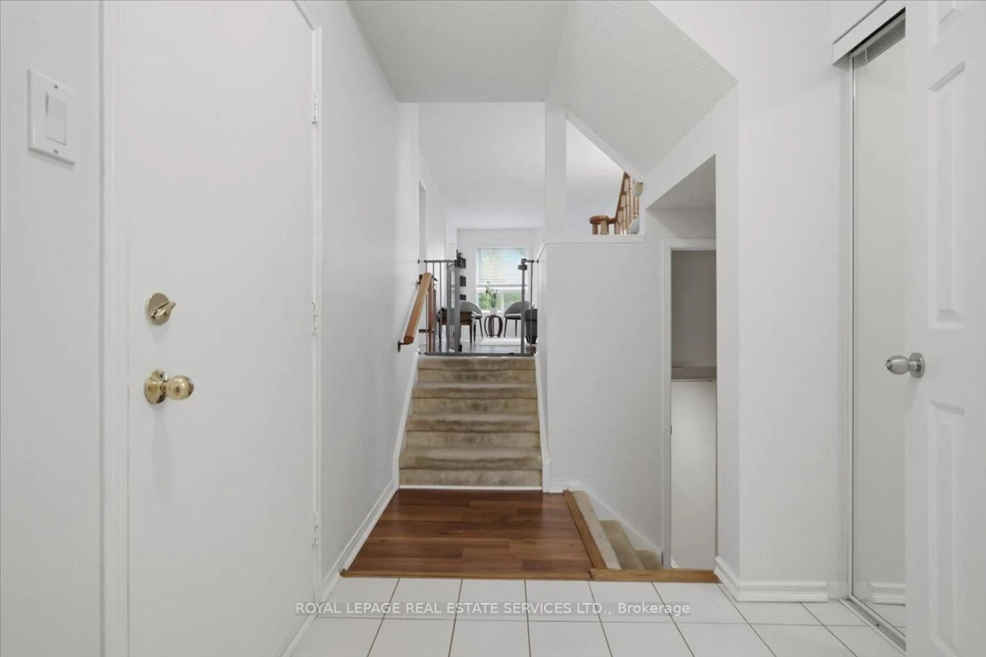 Indoor entryway for 4605 Donegal Dr #24, Mississauga Ontario L5M 4X7
