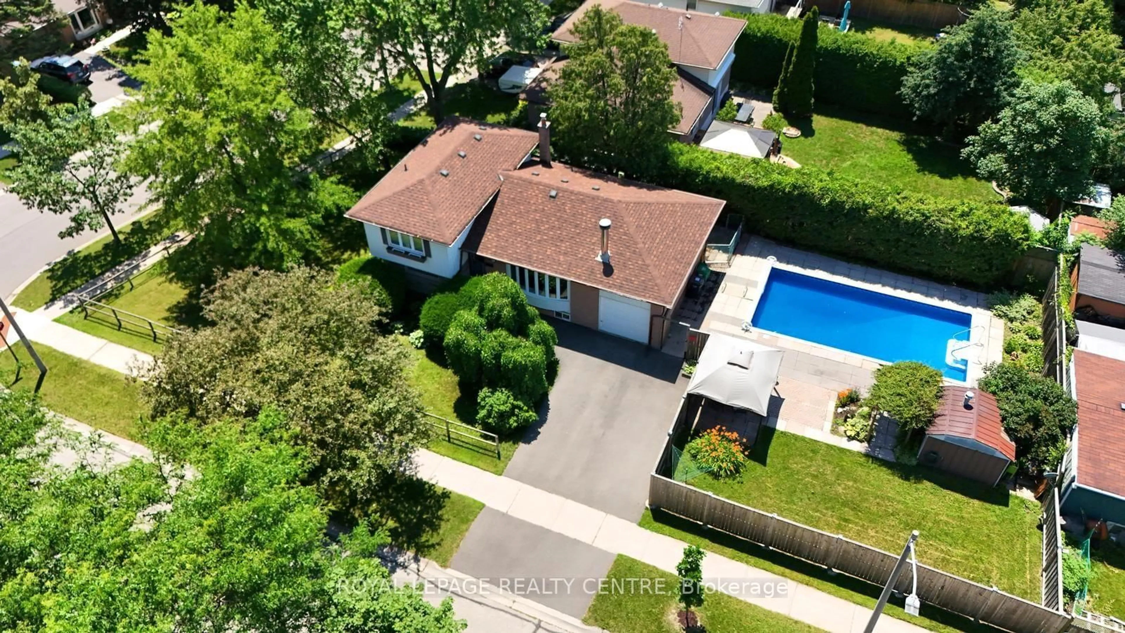 A pic from outside/outdoor area/front of a property/back of a property/a pic from drone, street for 1621 Hobbs Cres, Mississauga Ontario L5J 3S1