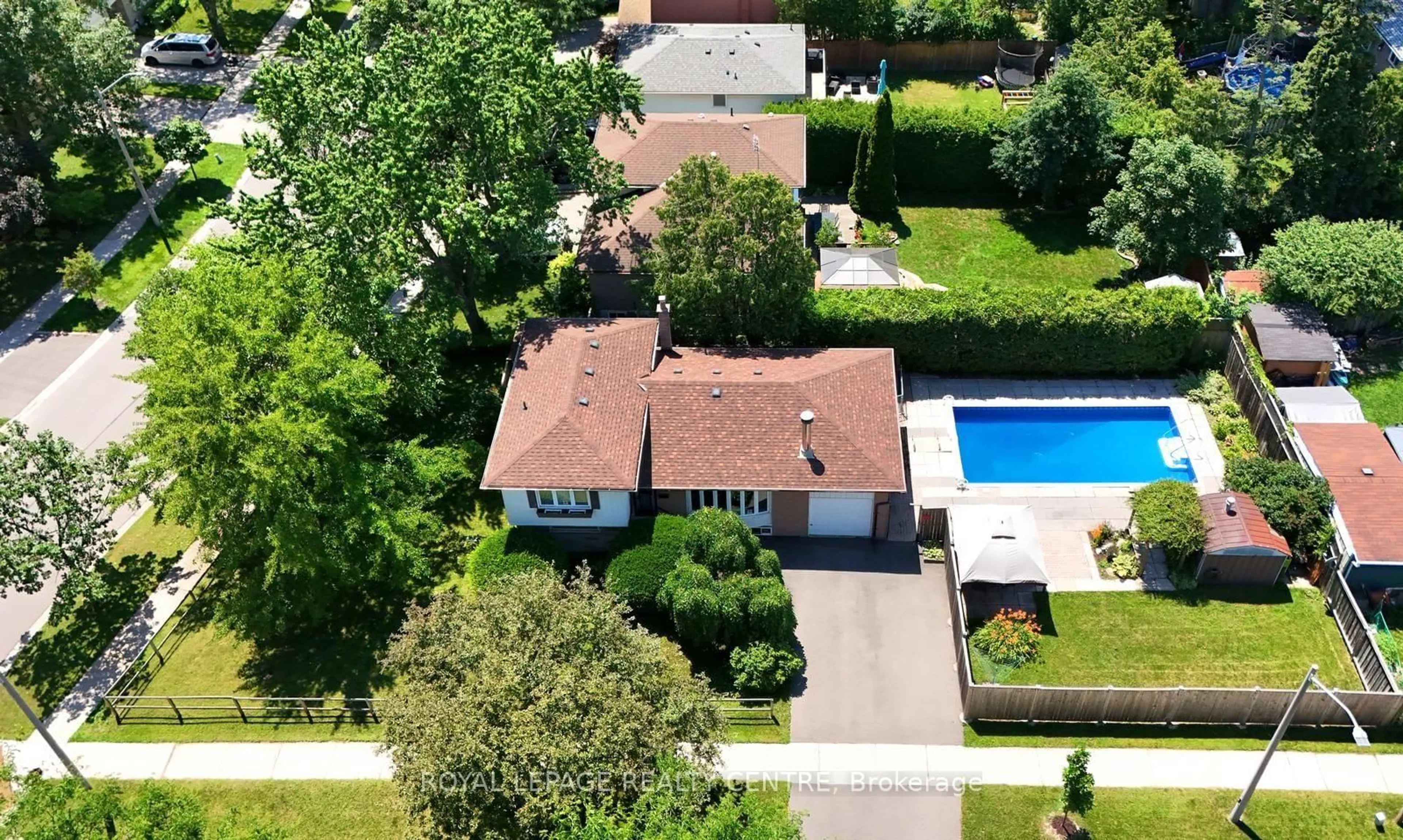 A pic from outside/outdoor area/front of a property/back of a property/a pic from drone, street for 1621 Hobbs Cres, Mississauga Ontario L5J 3S1