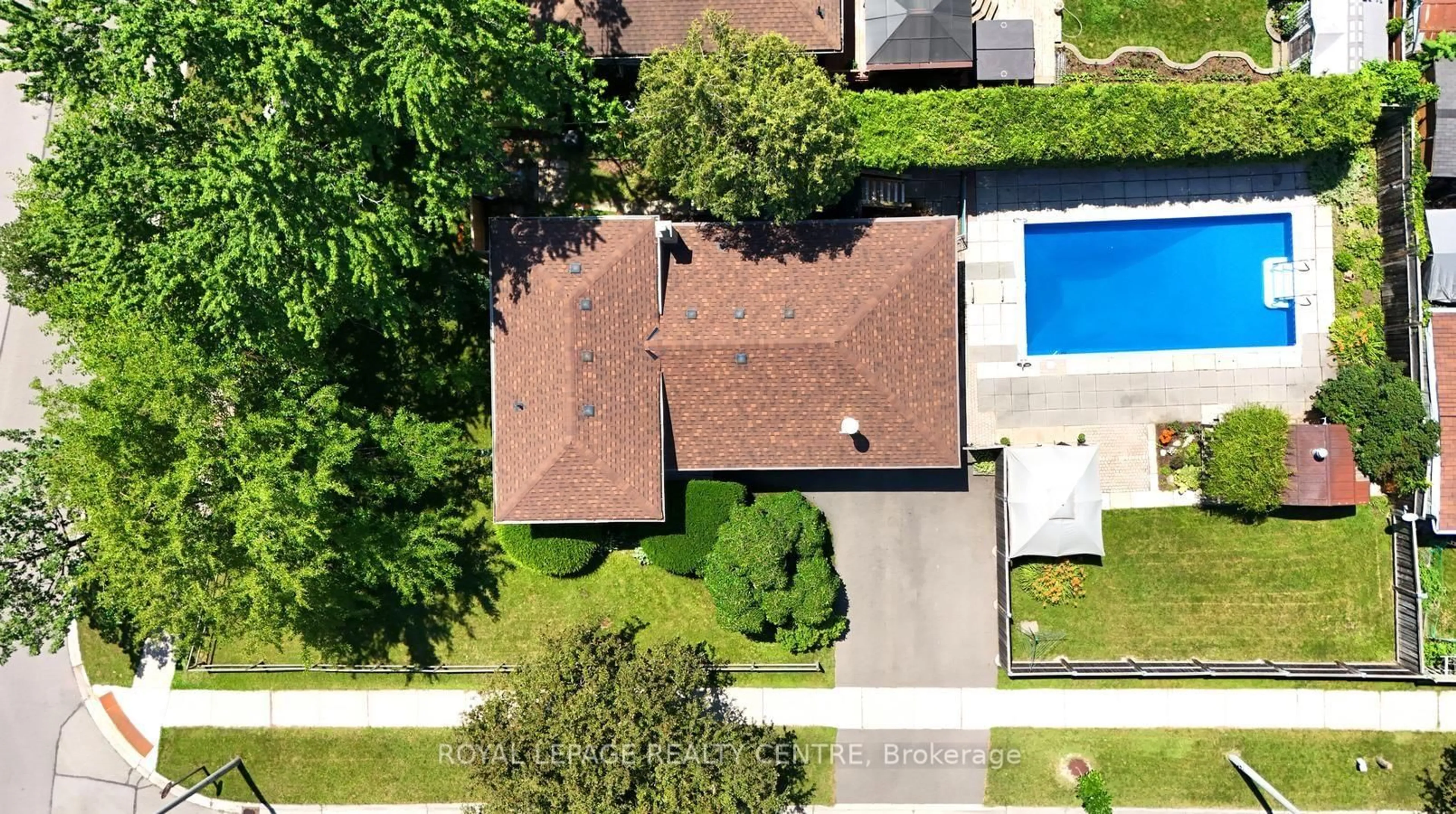 A pic from outside/outdoor area/front of a property/back of a property/a pic from drone, street for 1621 Hobbs Cres, Mississauga Ontario L5J 3S1