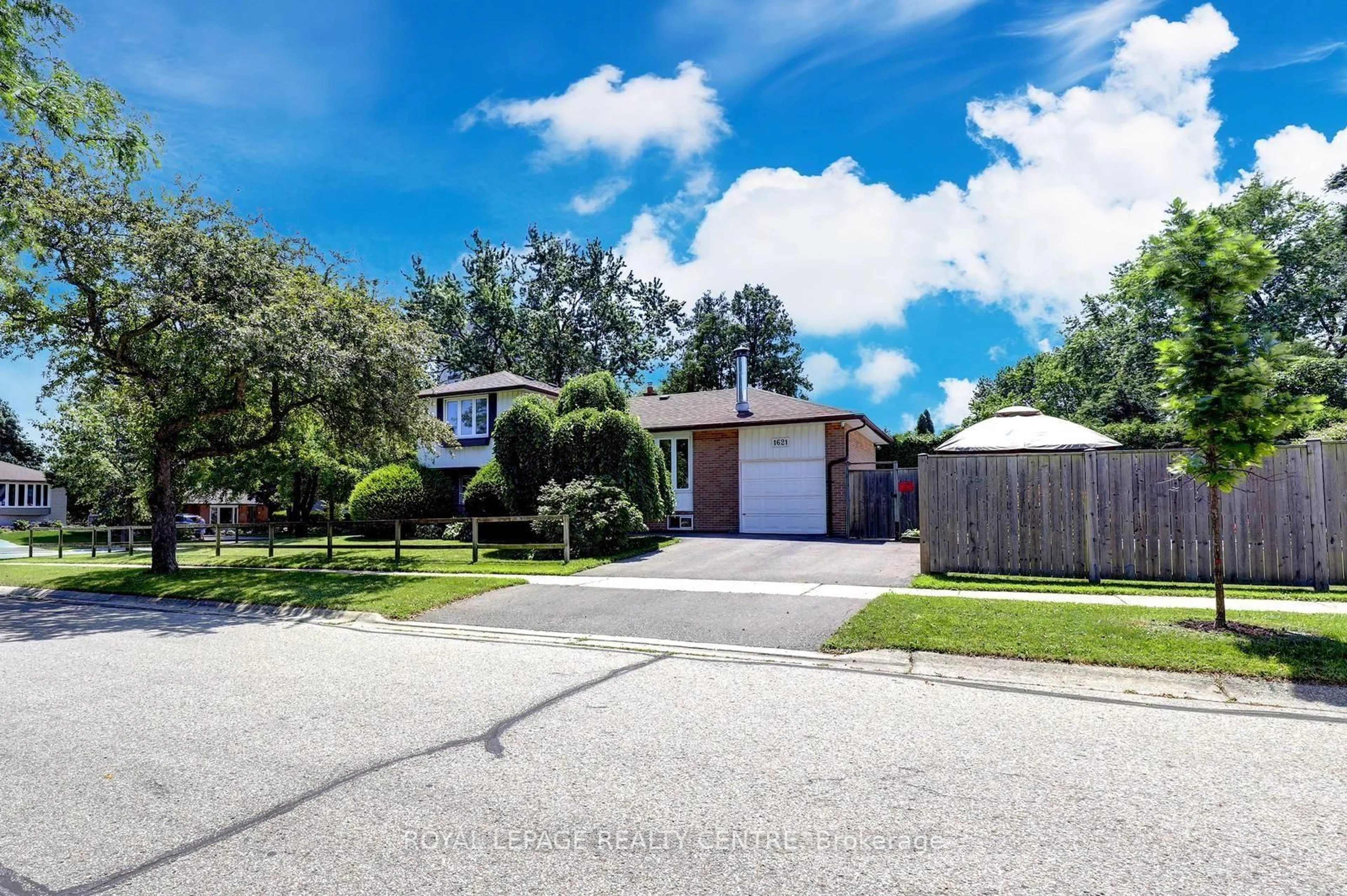 A pic from outside/outdoor area/front of a property/back of a property/a pic from drone, street for 1621 Hobbs Cres, Mississauga Ontario L5J 3S1