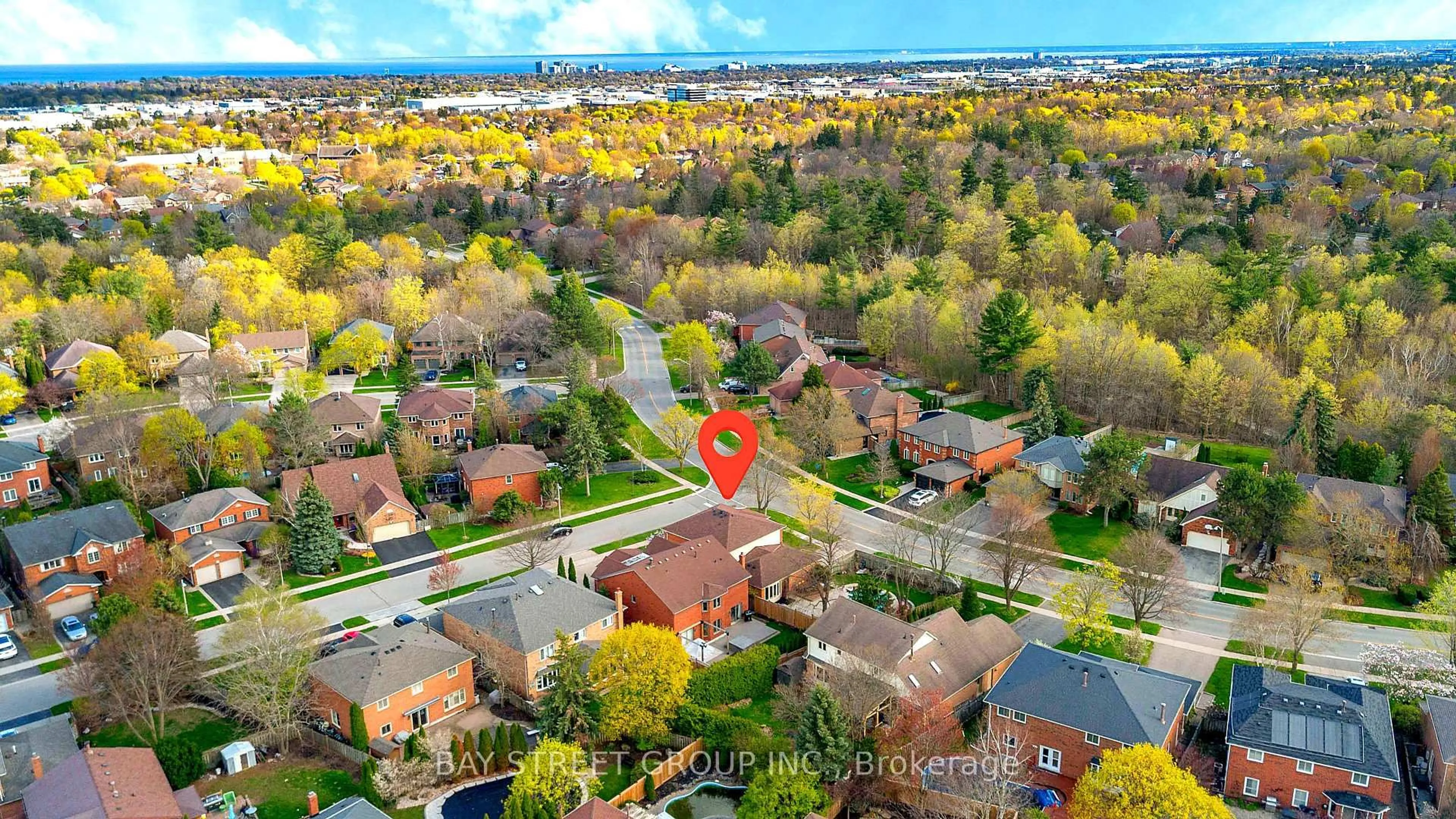 A pic from outside/outdoor area/front of a property/back of a property/a pic from drone, street for 1305 Monks Passage, Oakville Ontario L6M 1K6