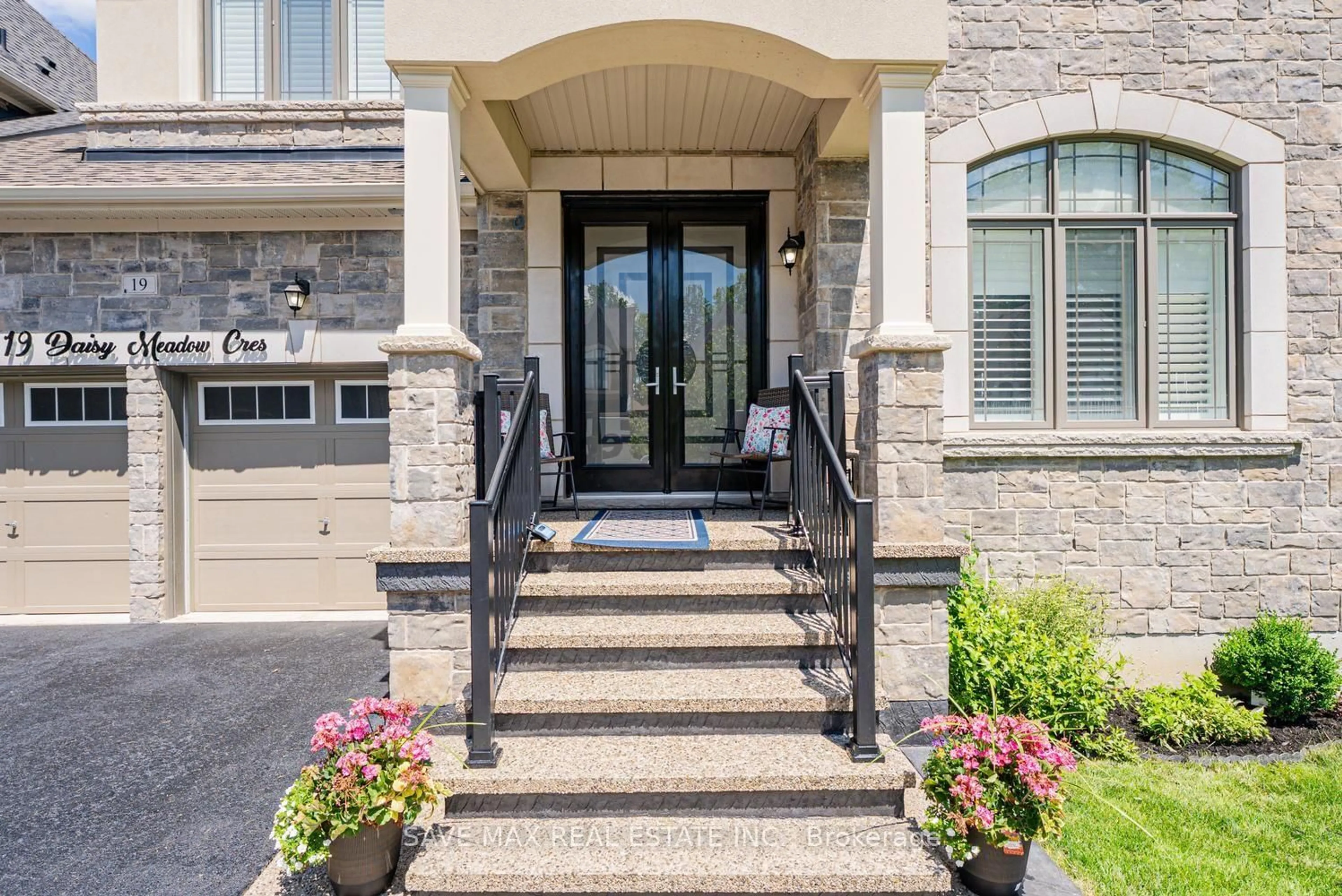 Indoor entryway for 19 Daisy Meadow Cres, Caledon Ontario L7C 4G4