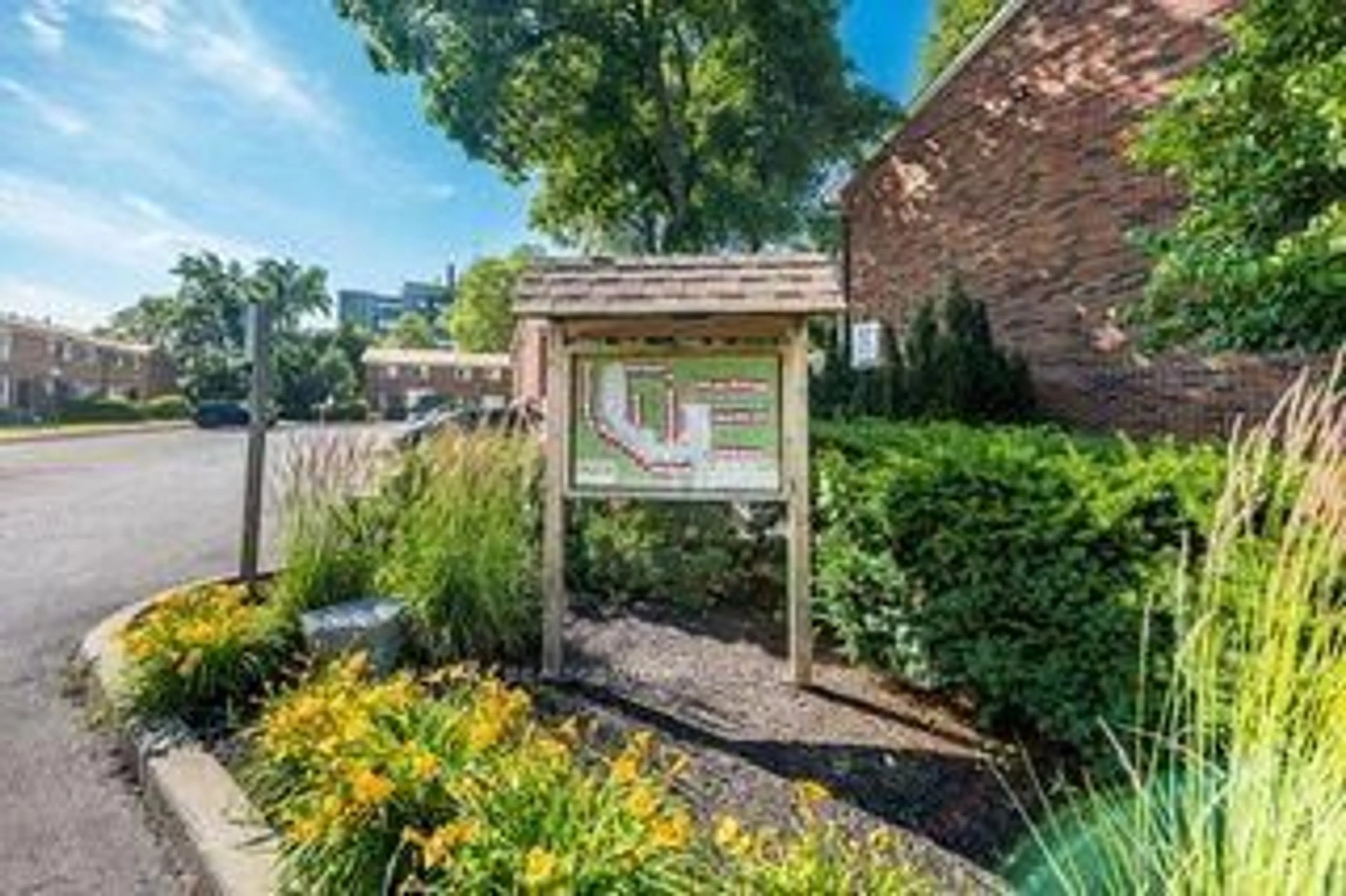 Patio, street for 3065 Lenester Dr #46, Mississauga Ontario L5C 2B8