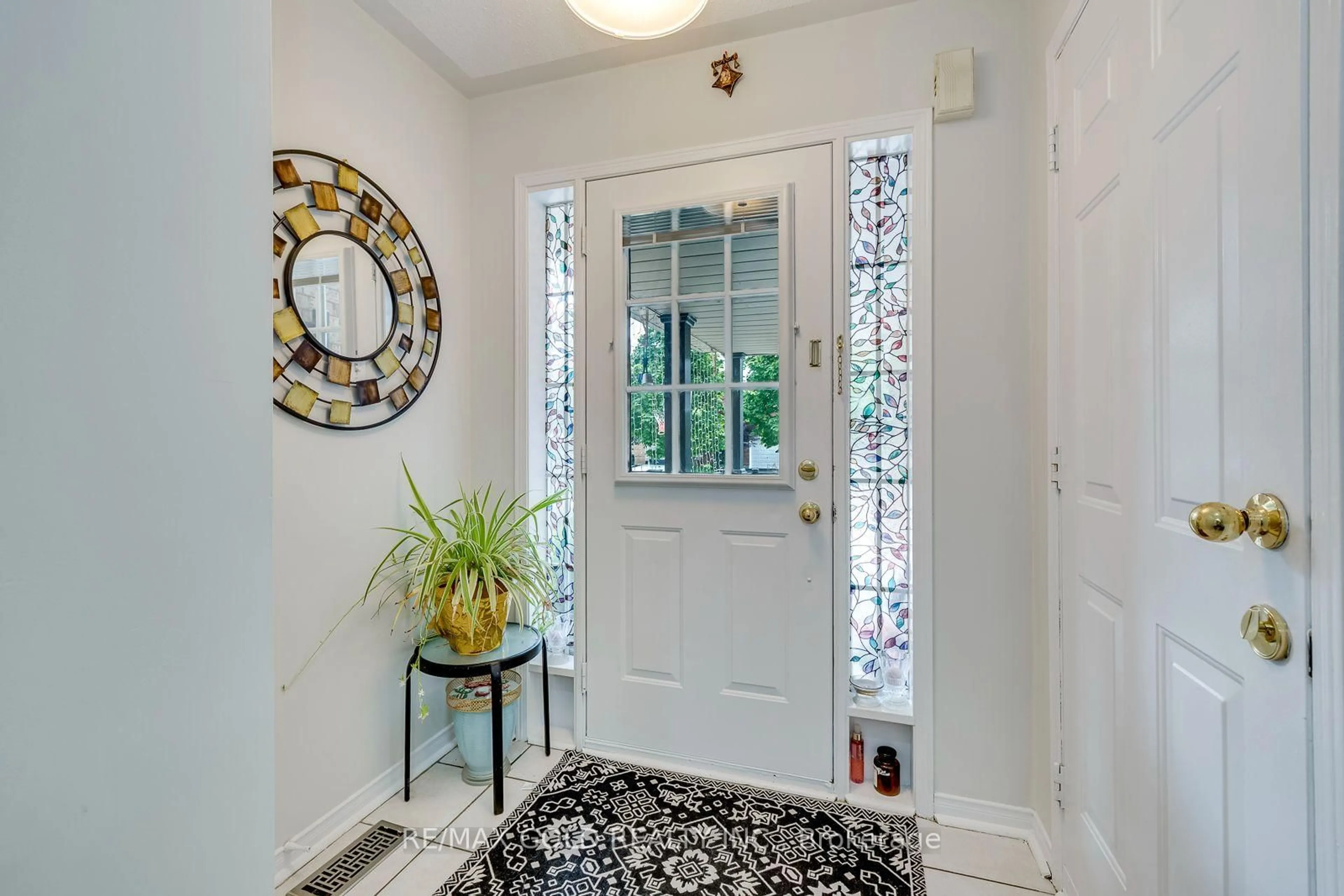 Indoor entryway for 911 Golden Farmer Way, Mississauga Ontario L5W 1A8