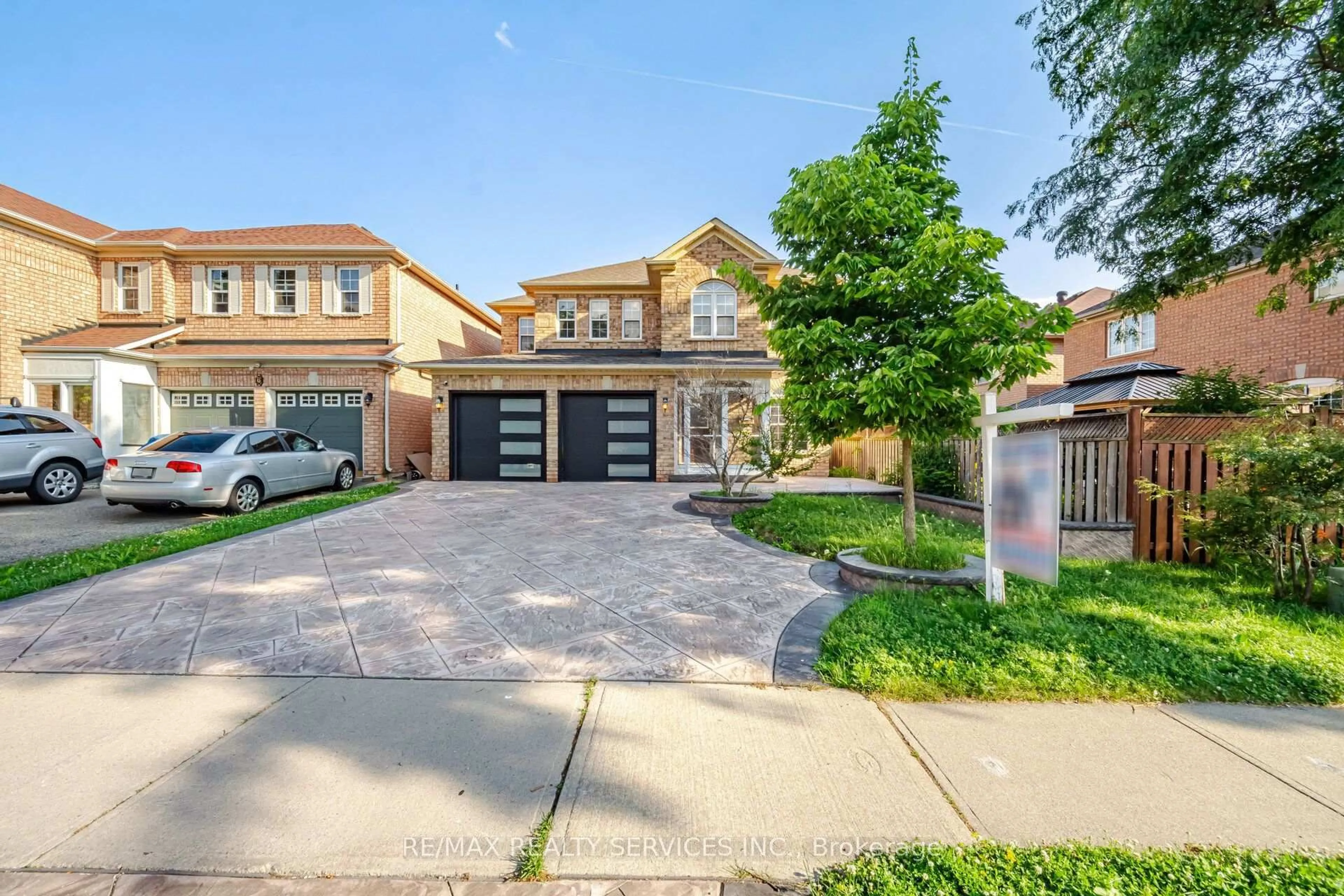 Home with brick exterior material, street for 4 Sunnybrook Cres, Brampton Ontario L7A 1Y2