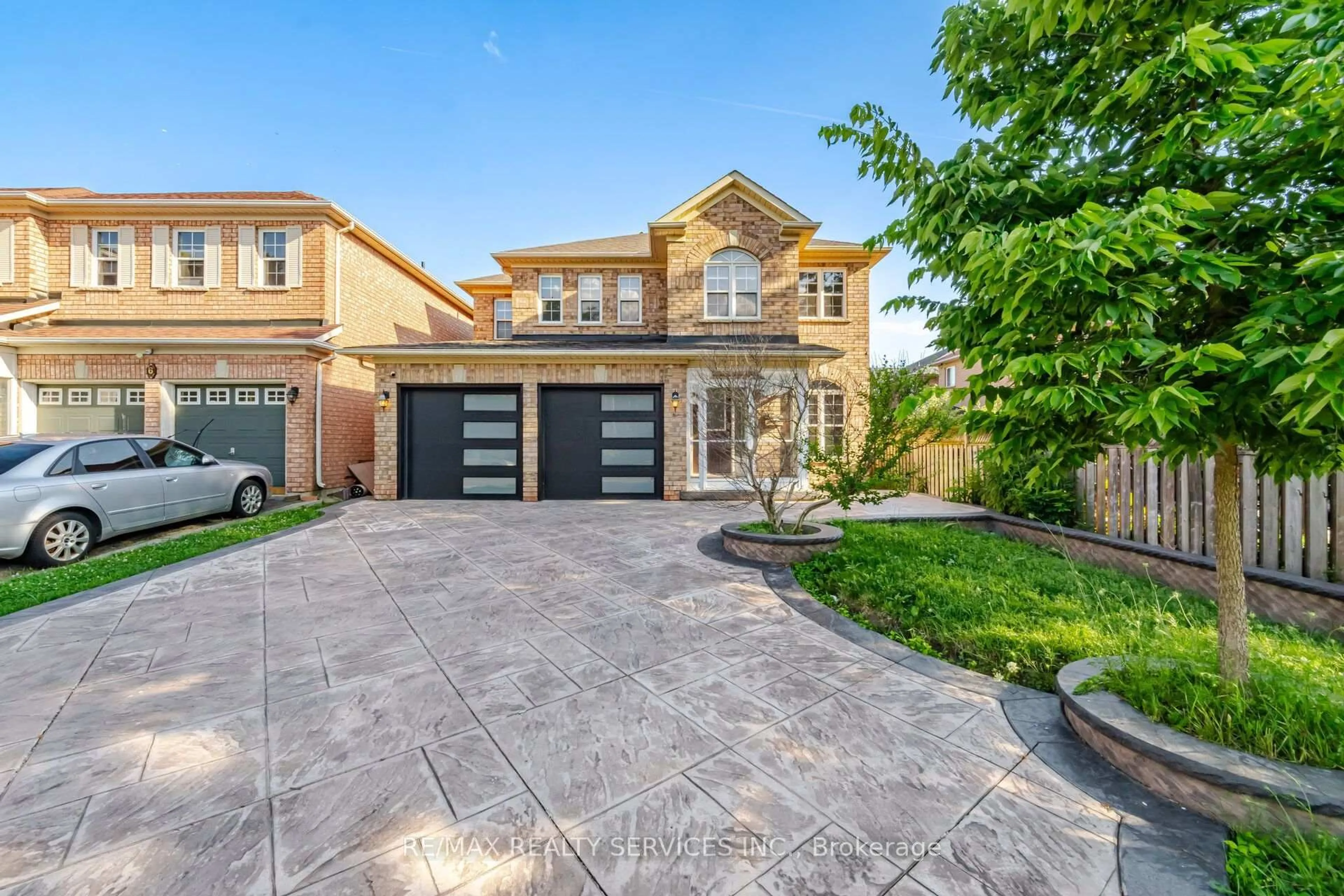 Home with brick exterior material, street for 4 Sunnybrook Cres, Brampton Ontario L7A 1Y2