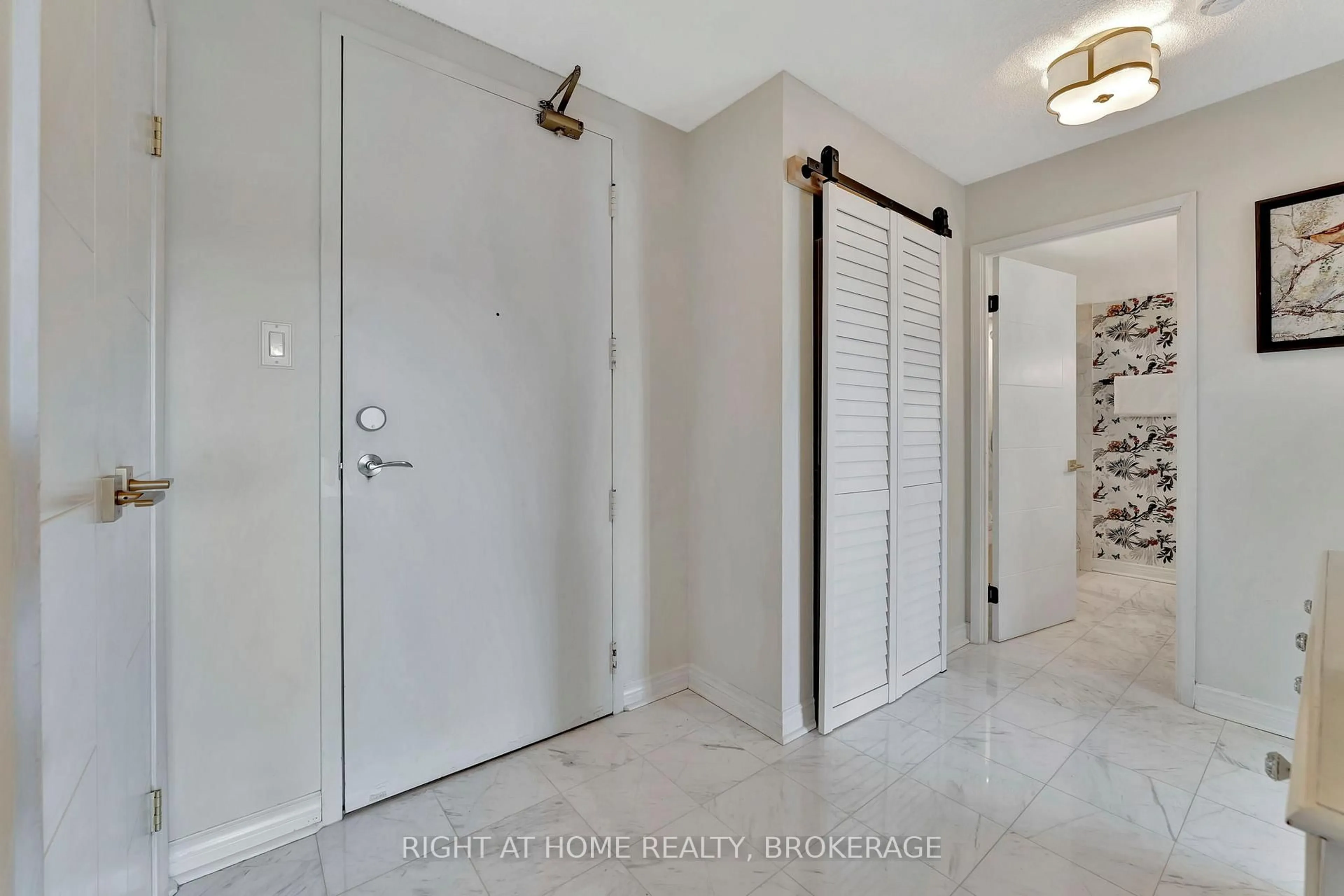 Indoor entryway for 2190 Lakeshore Rd #802, Burlington Ontario L7R 4K1