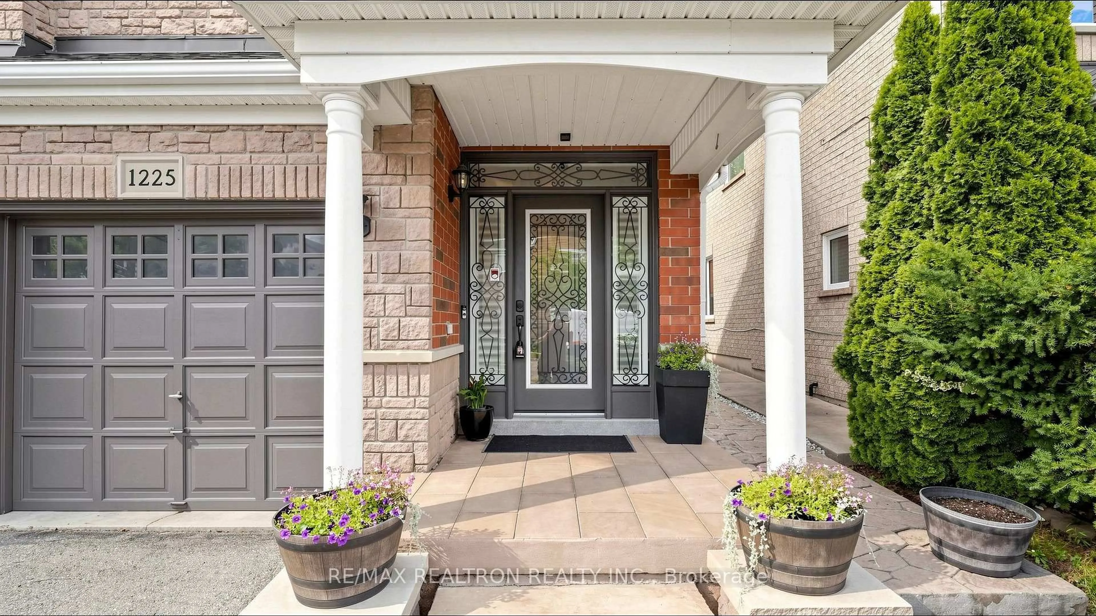 Indoor entryway for 1225 Houston Dr, Milton Ontario L9T 6G4