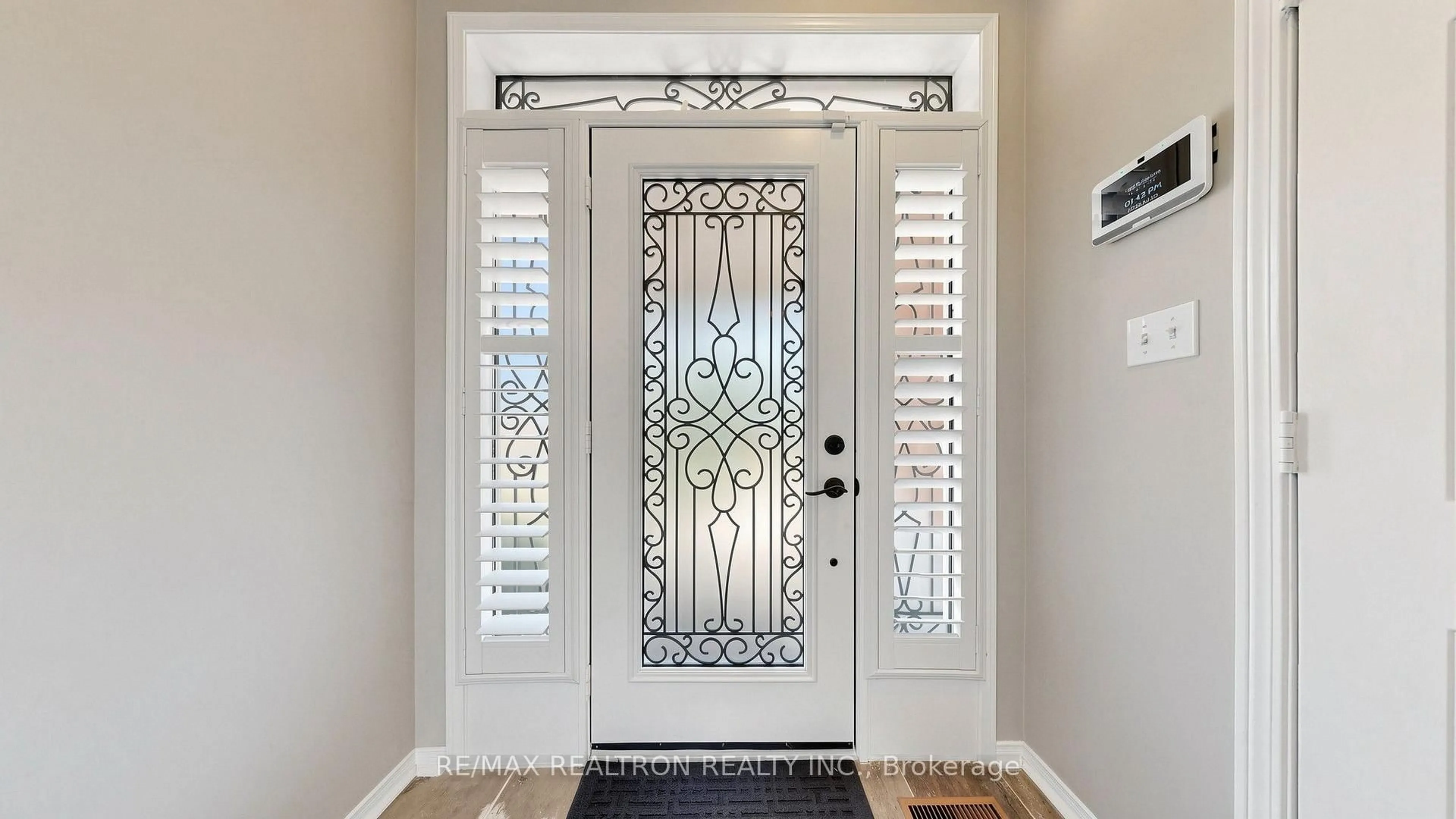 Indoor entryway for 1225 Houston Dr, Milton Ontario L9T 6G4