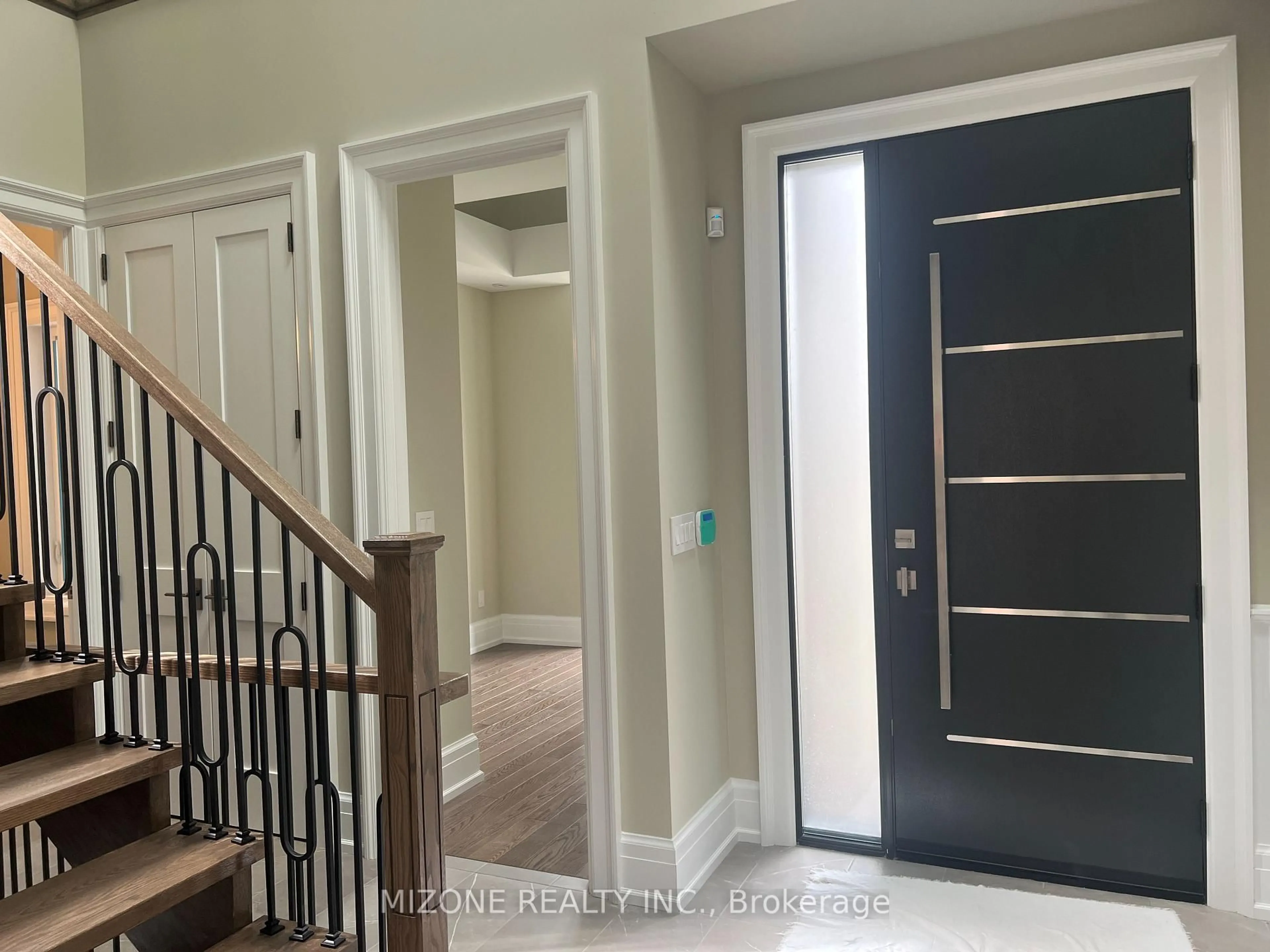 Indoor entryway for 3289 Joan Dr, Mississauga Ontario L5B 1T3