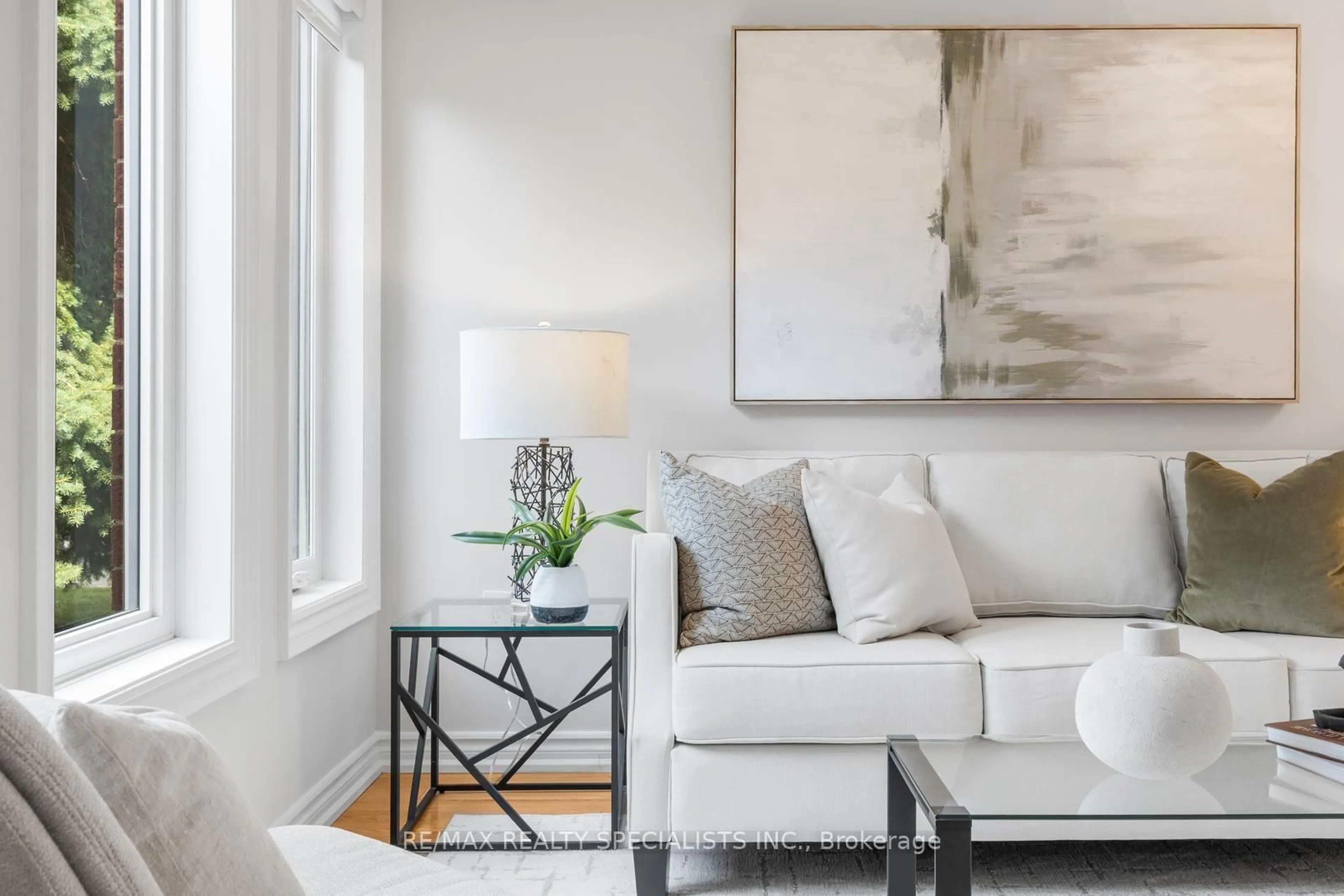 Living room with furniture, unknown for 3879 Periwinkle Cres, Mississauga Ontario L5N 6W7