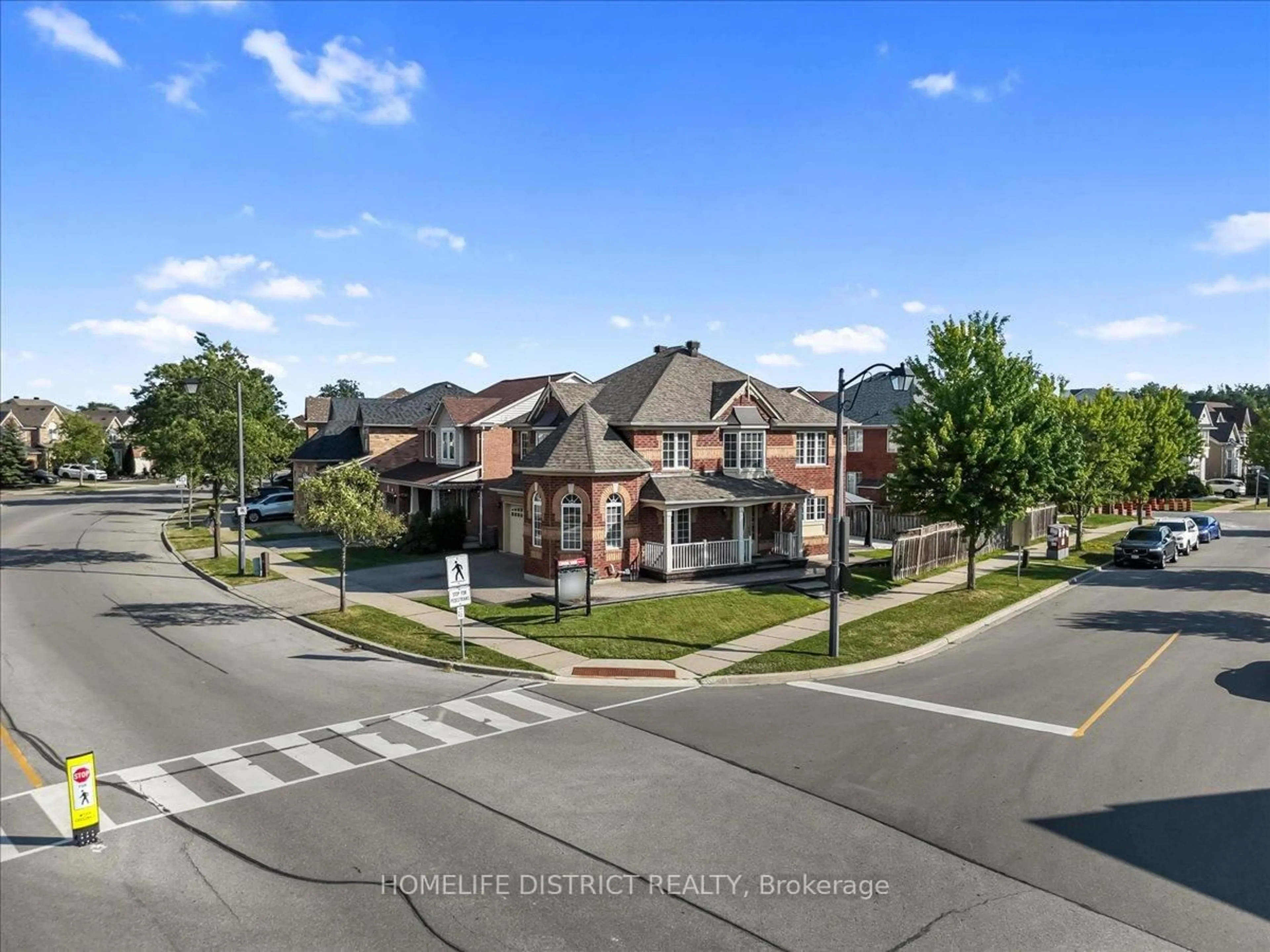 A pic from outside/outdoor area/front of a property/back of a property/a pic from drone, street for 901 BENNETT Blvd, Milton Ontario L9T 6X5