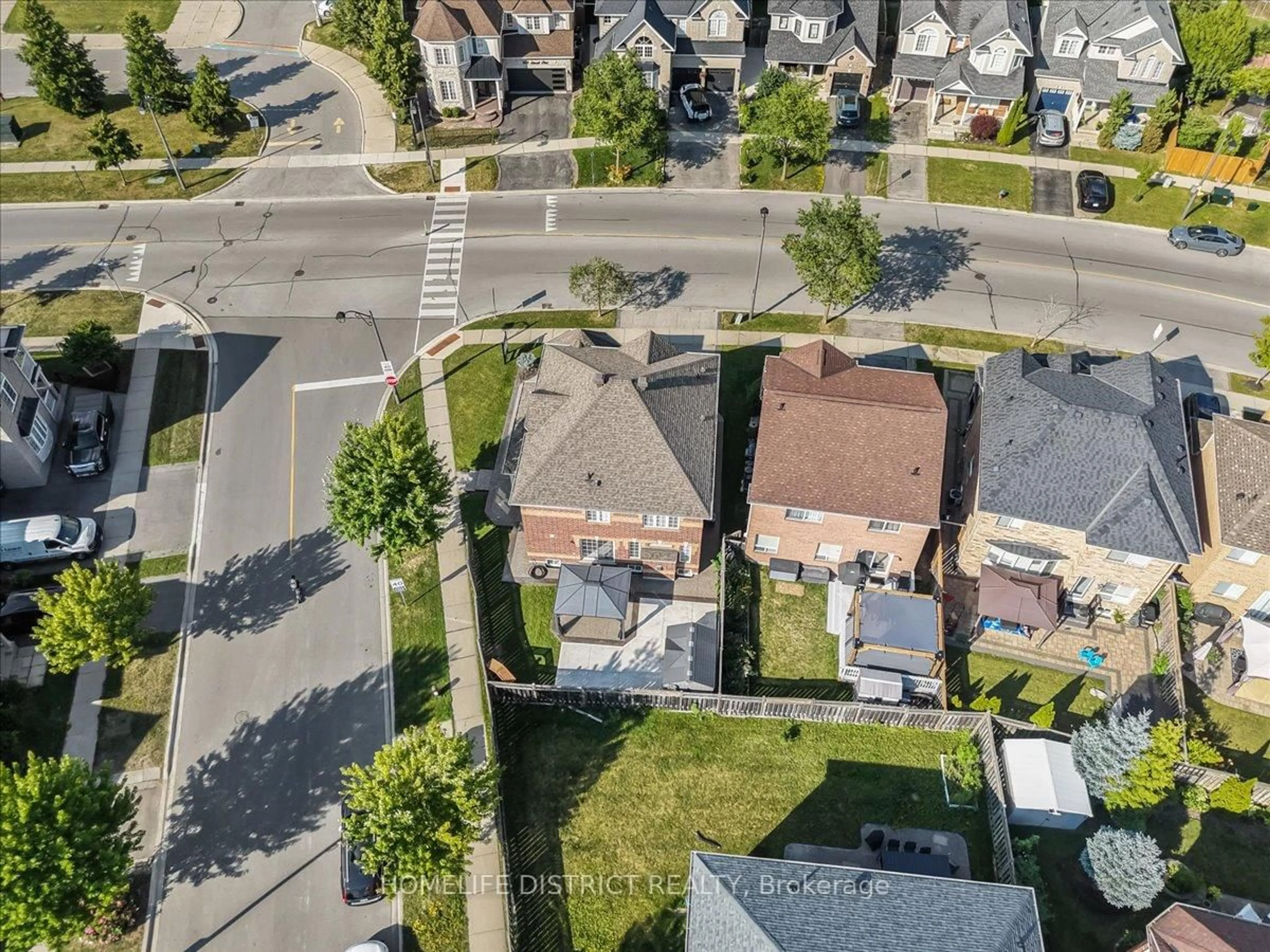 A pic from outside/outdoor area/front of a property/back of a property/a pic from drone, street for 901 BENNETT Blvd, Milton Ontario L9T 6X5