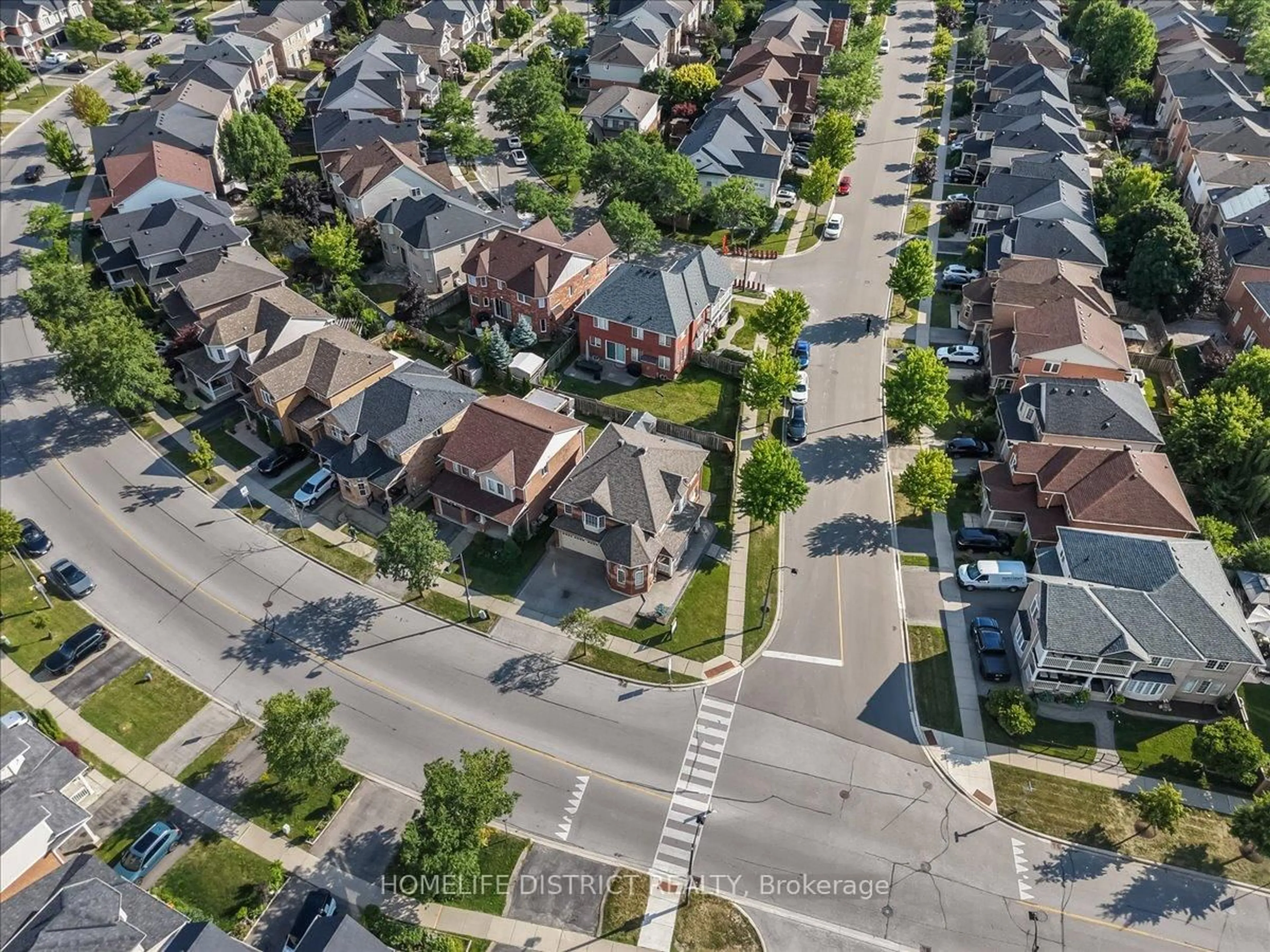 A pic from outside/outdoor area/front of a property/back of a property/a pic from drone, street for 901 BENNETT Blvd, Milton Ontario L9T 6X5