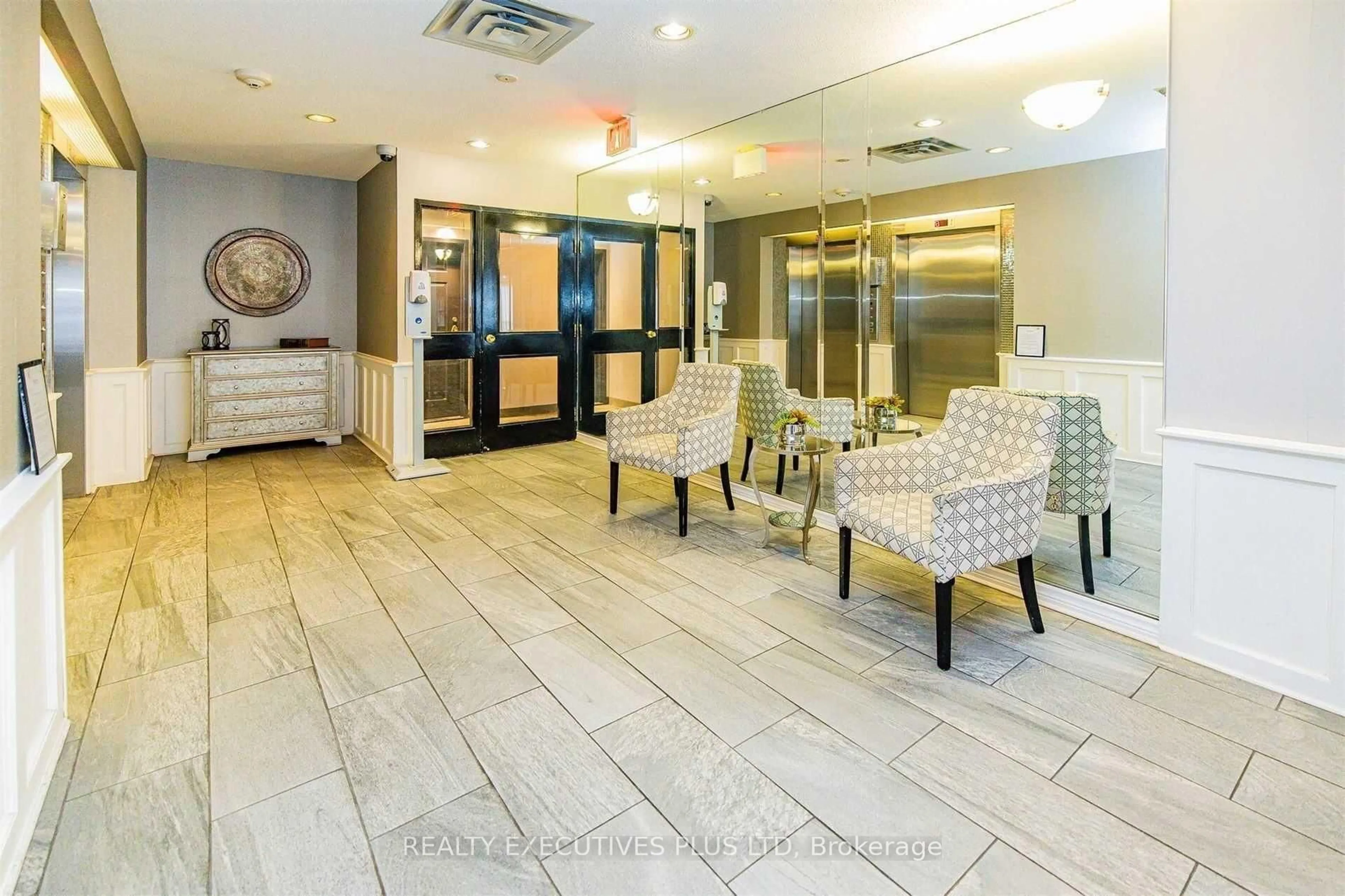 Indoor foyer for 20 Mcfarlane Dr #603, Halton Hills Ontario L7G 5J8