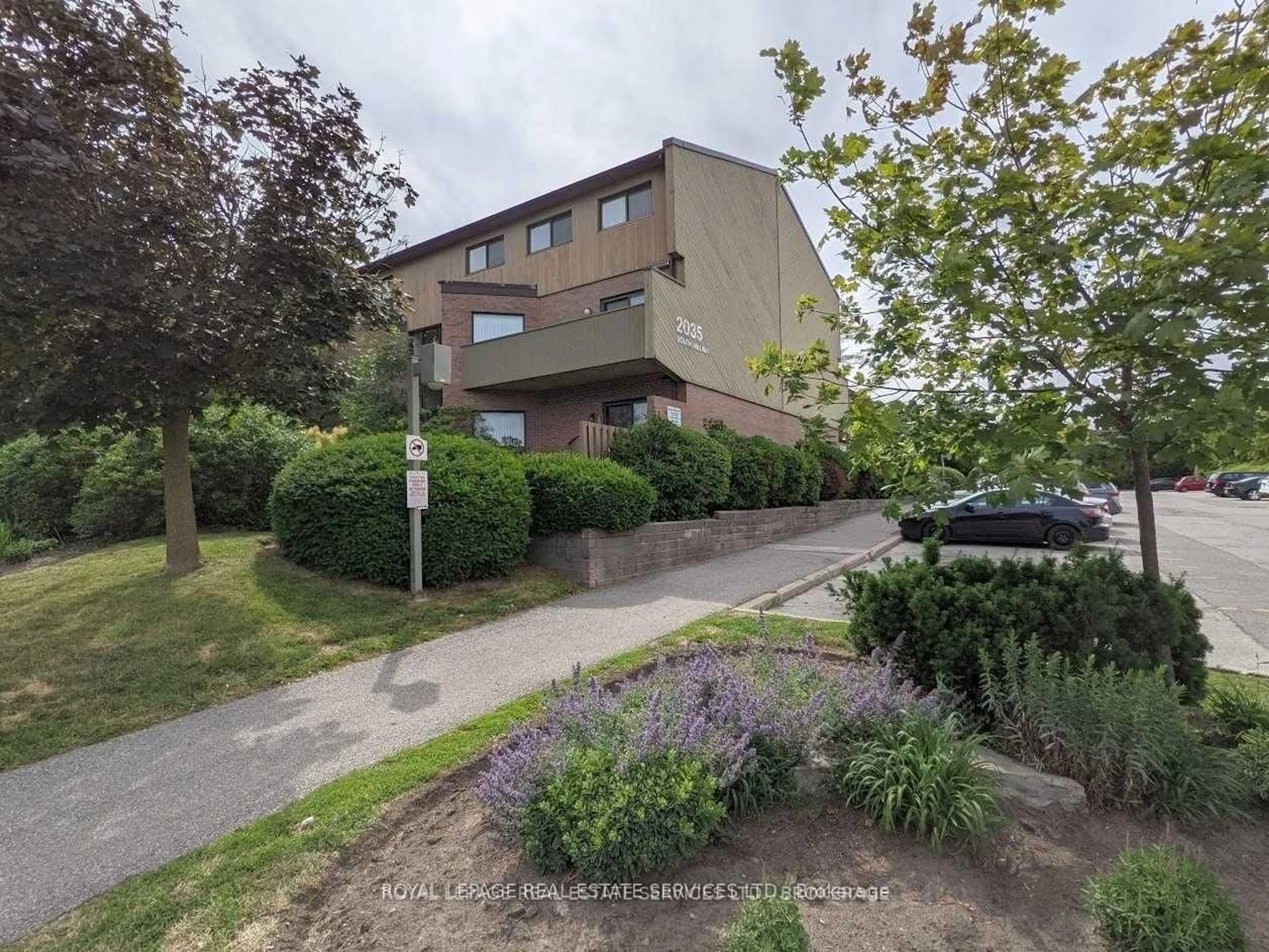 A pic from outside/outdoor area/front of a property/back of a property/a pic from drone, street for 2035 South Millway Dr #12, Mississauga Ontario L5L 1R7