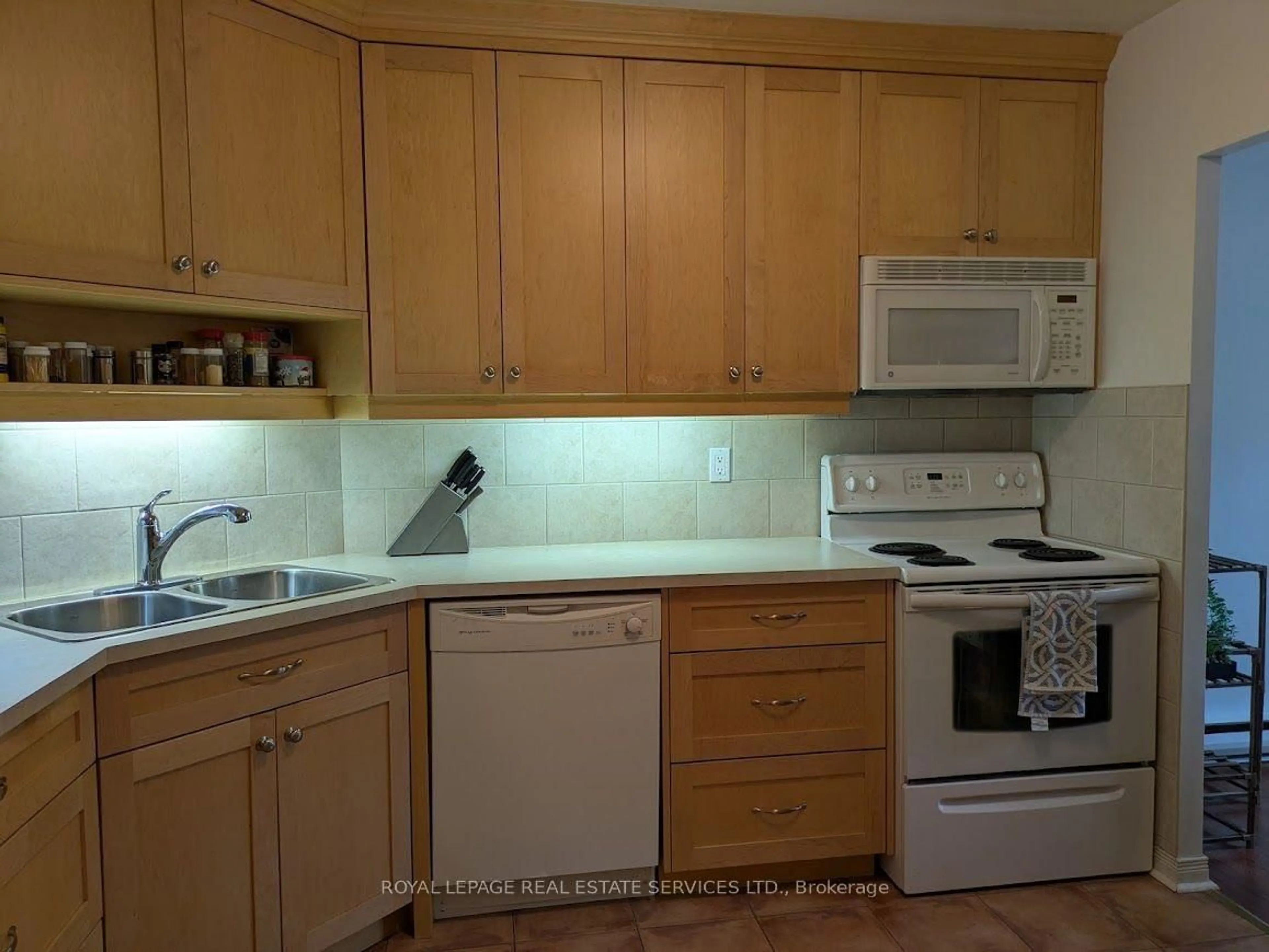 Standard kitchen, unknown for 2035 South Millway Dr #12, Mississauga Ontario L5L 1R7
