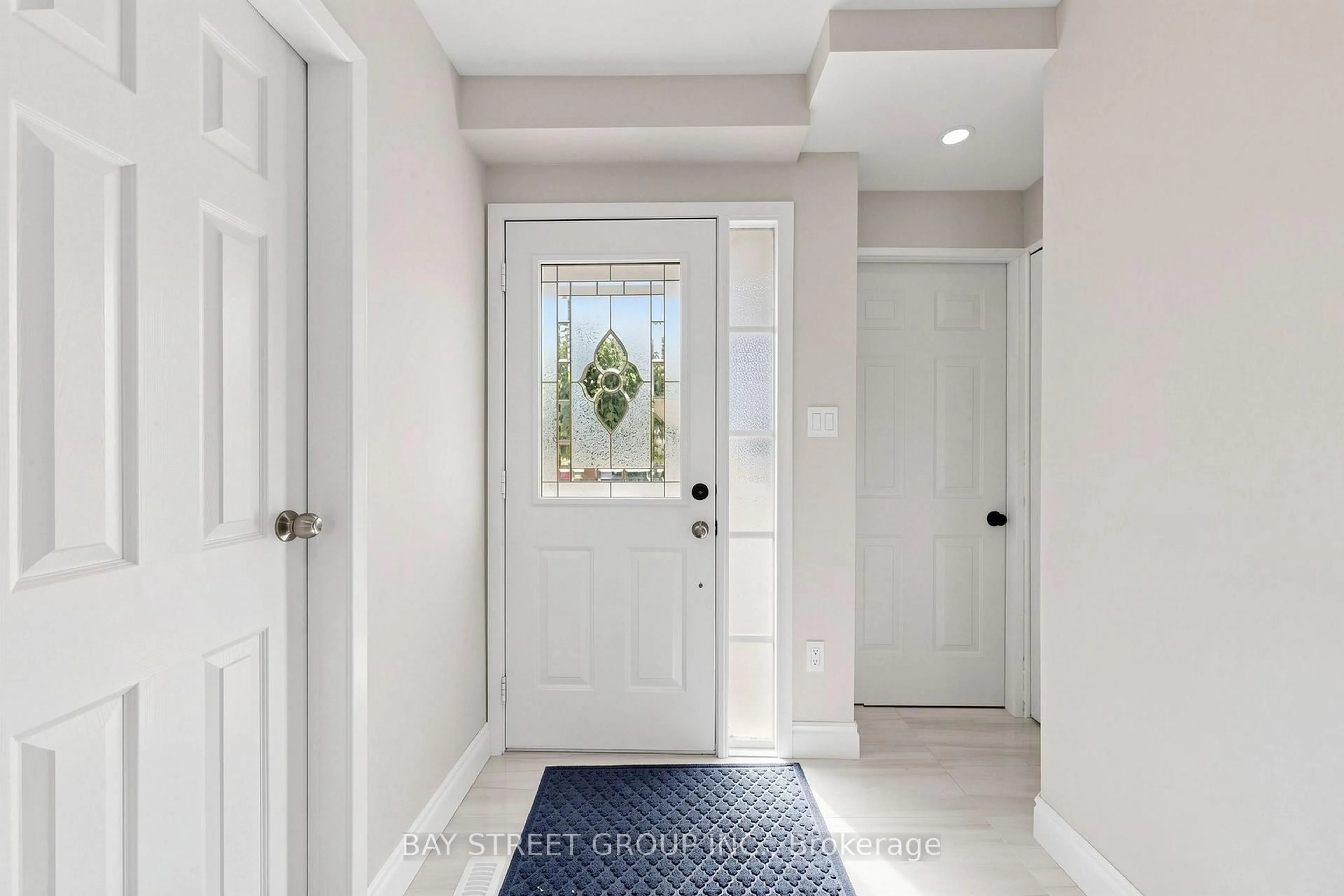 Indoor entryway for 10 Peelton Heights Rd, Brampton Ontario L6Y 2J2