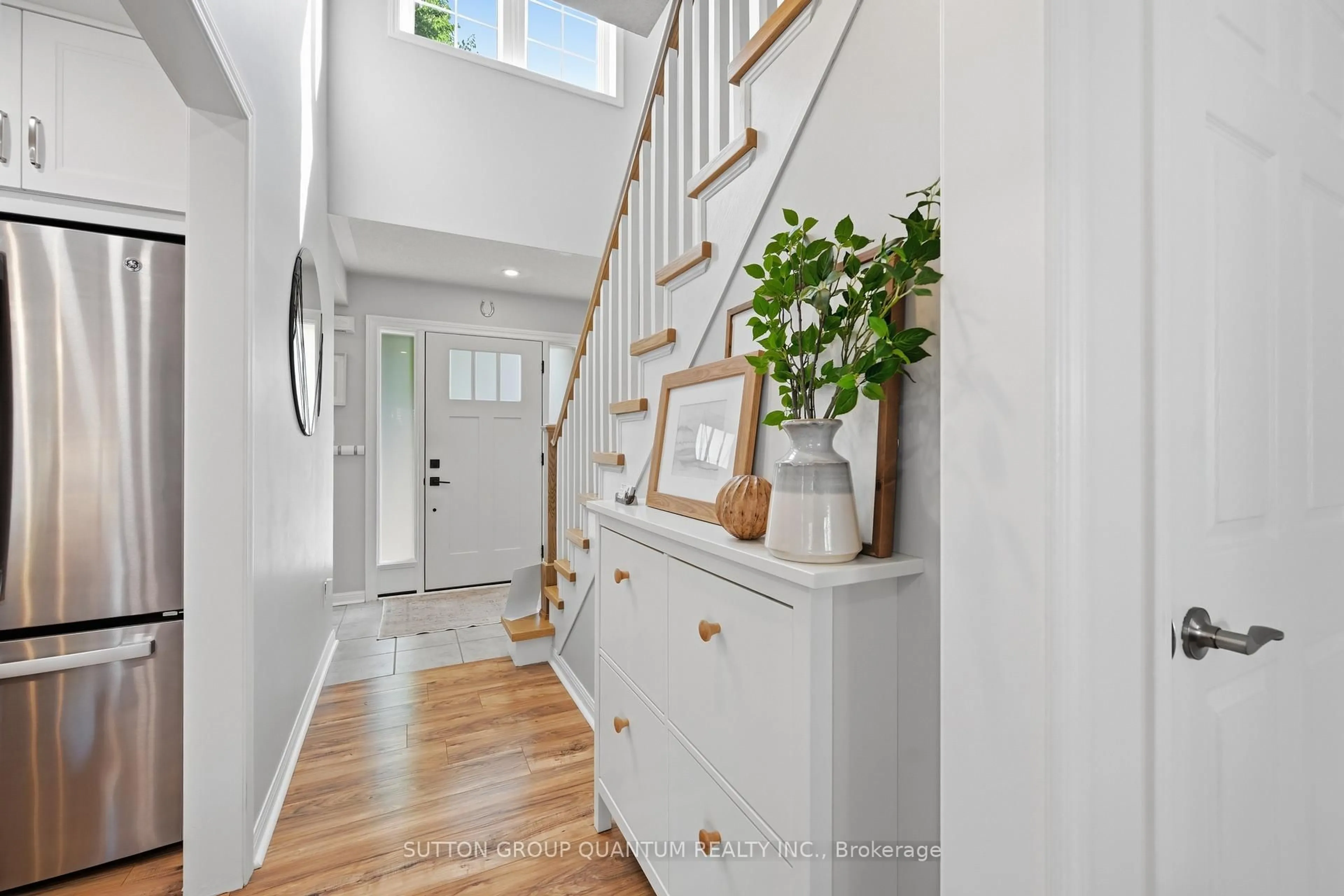 Indoor entryway for 2245 Kenneth Cres, Burlington Ontario L7L 6T4