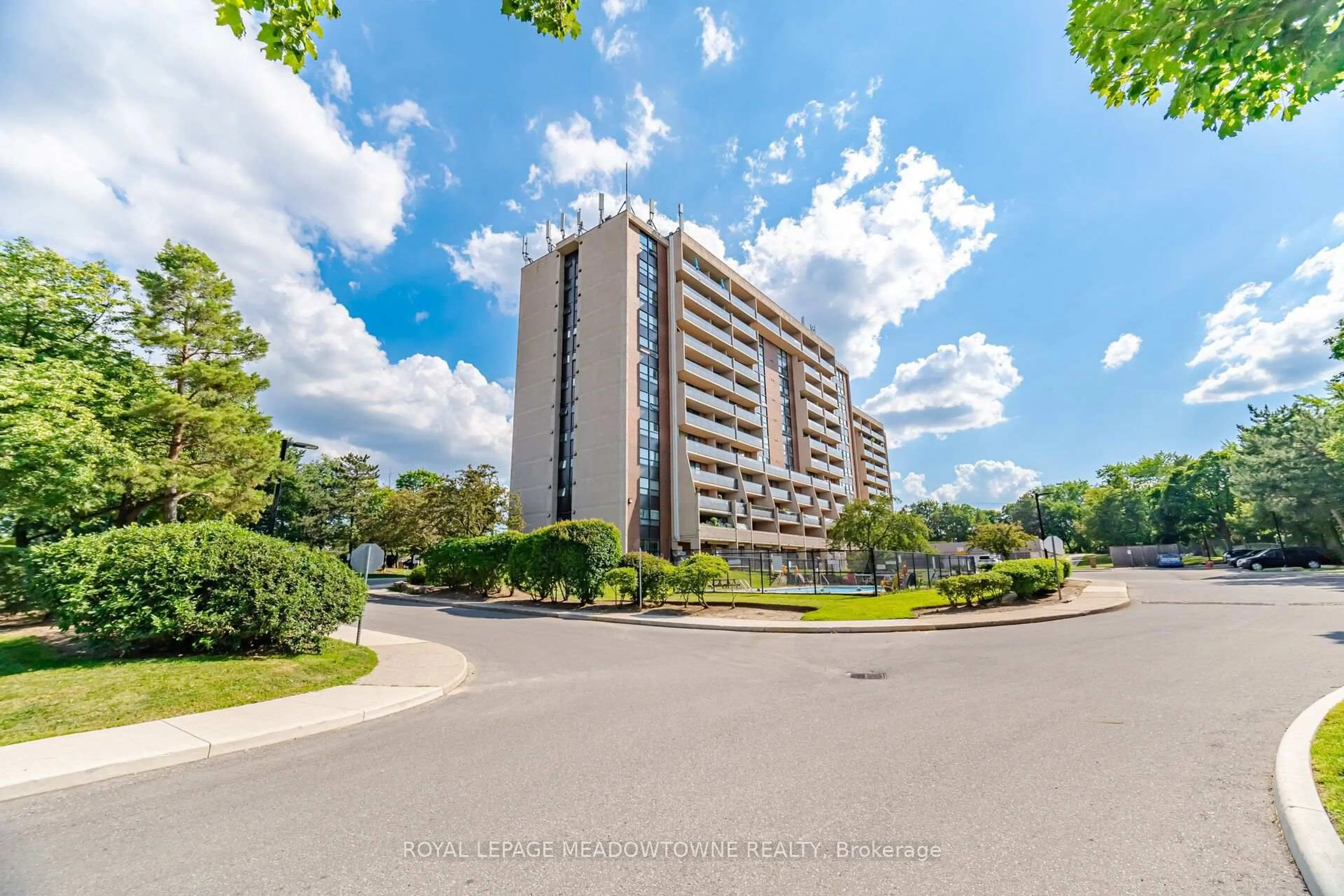 A pic from outside/outdoor area/front of a property/back of a property/a pic from drone, building for 2929 Aquitaine Ave #501, Mississauga Ontario L5N 2C7