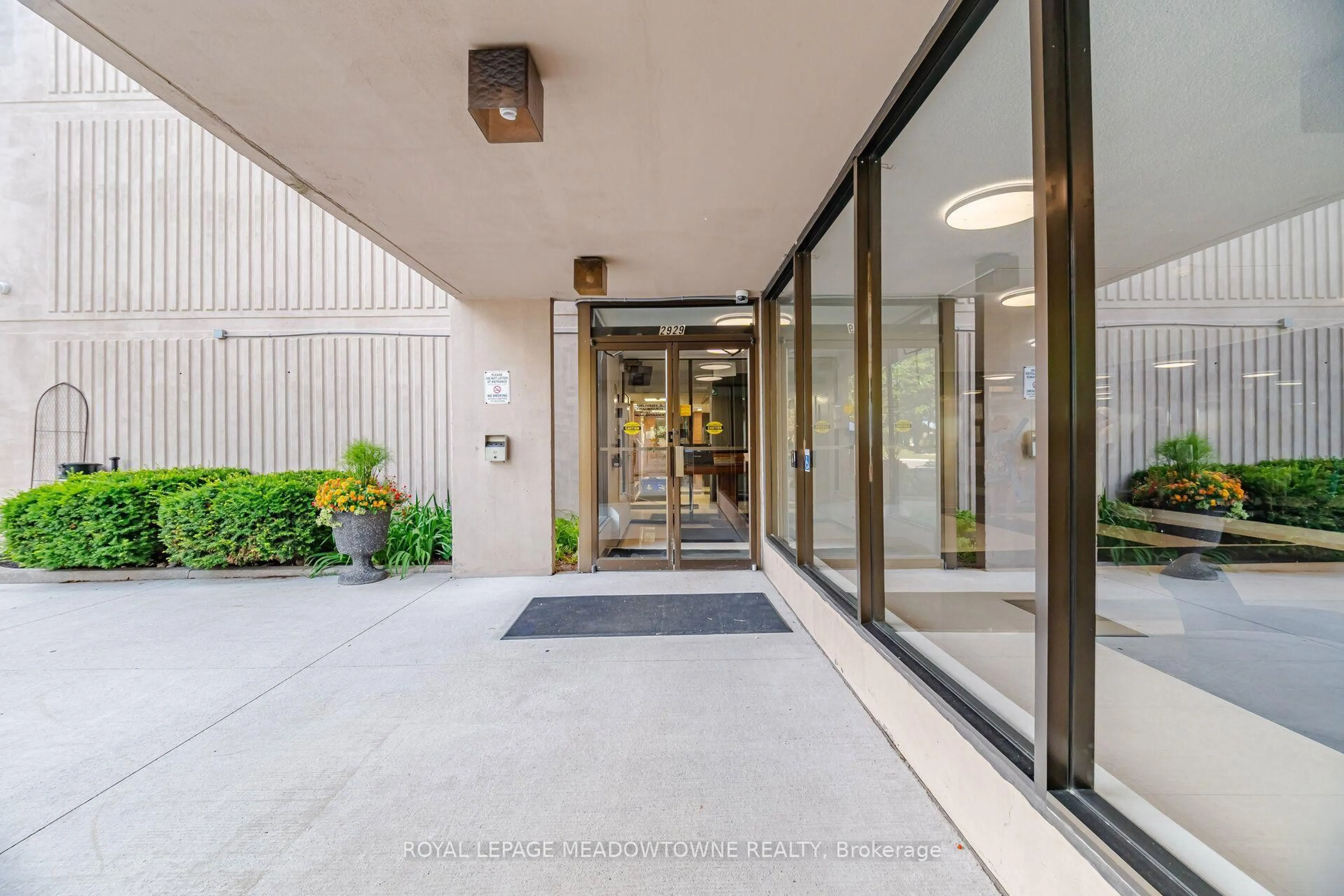 Indoor foyer for 2929 Aquitaine Ave #501, Mississauga Ontario L5N 2C7