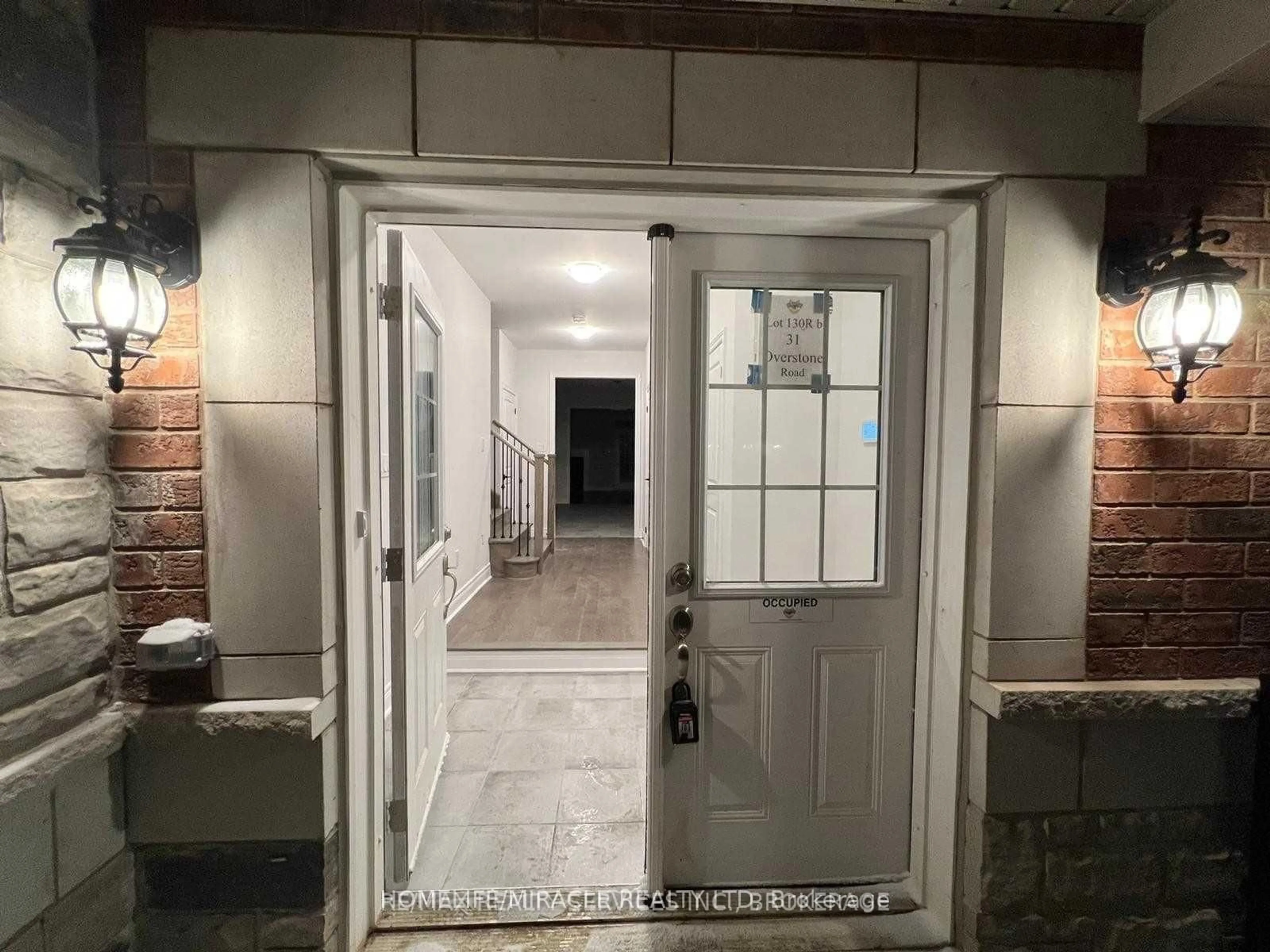 Indoor foyer for 31 OVERSTONE Rd, Halton Hills Ontario L7G 0M9