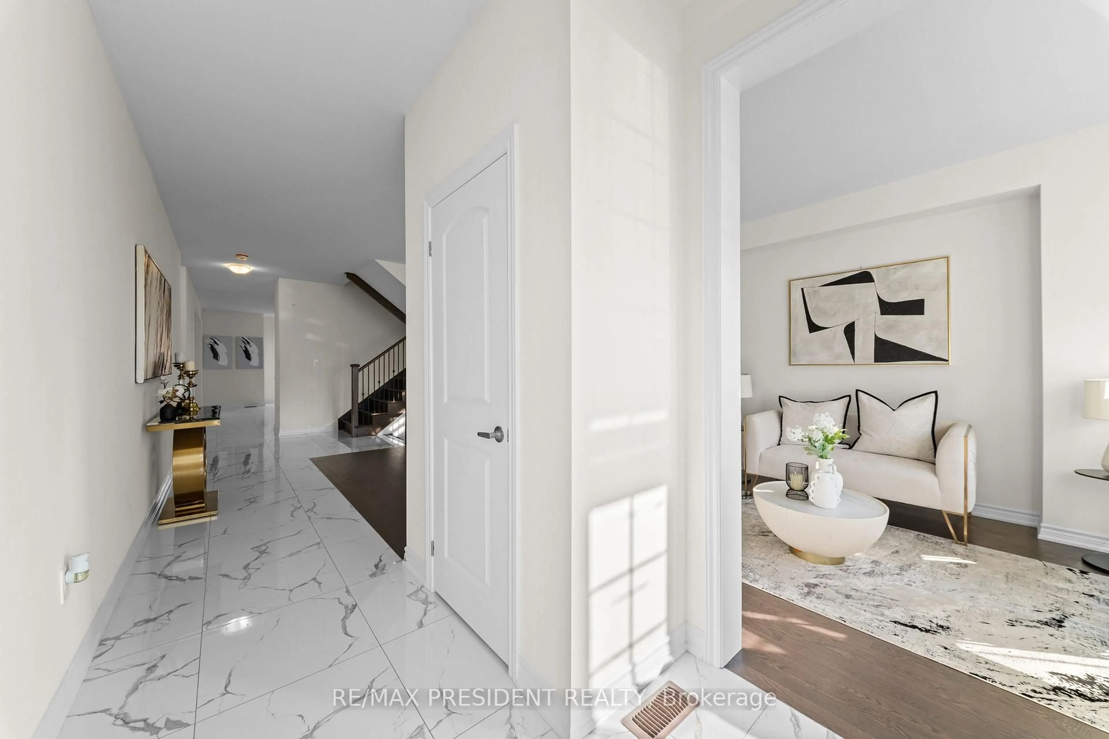 Indoor entryway for 6 JENWOOD Cres, Brampton Ontario L6R 4C6