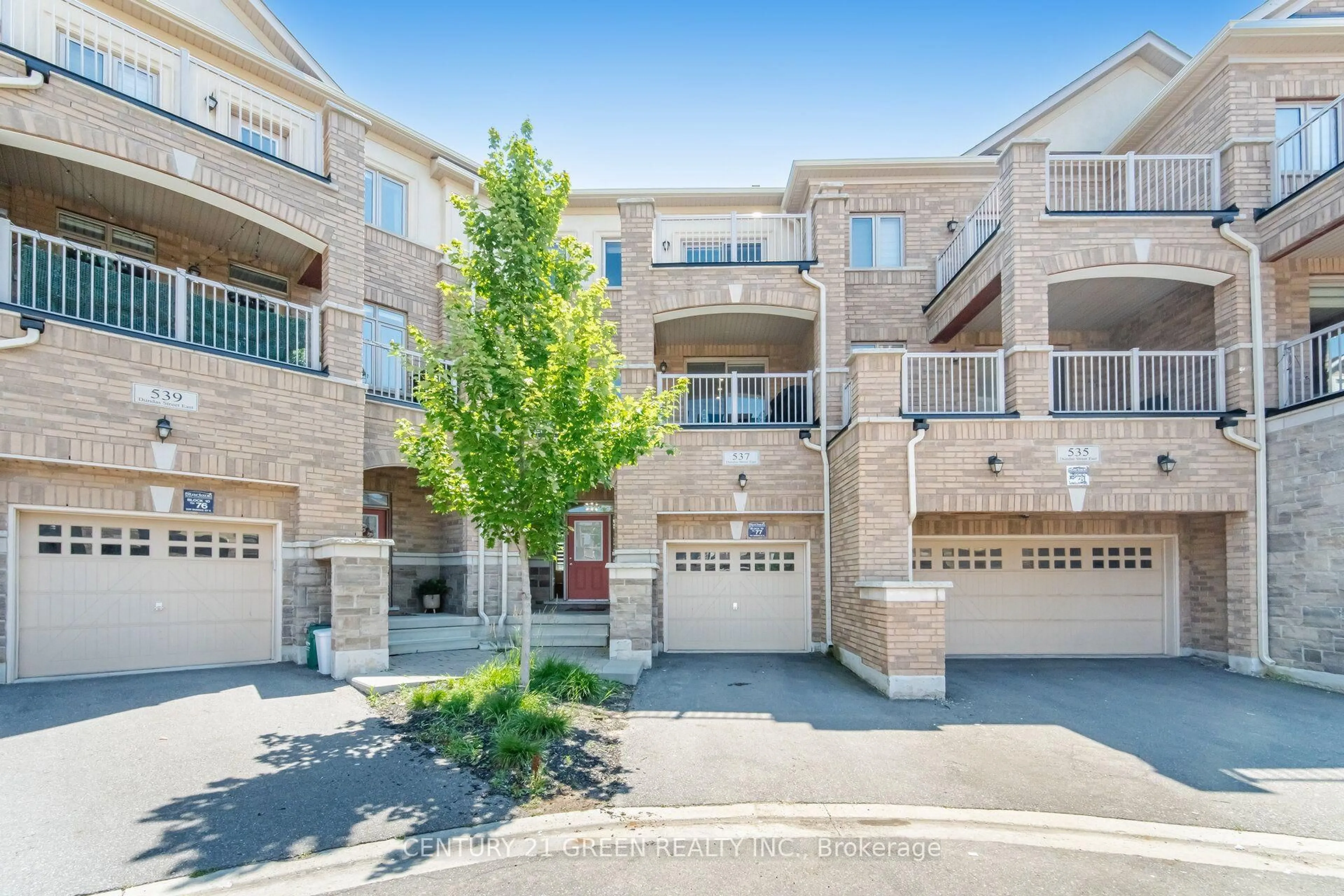 A pic from outside/outdoor area/front of a property/back of a property/a pic from drone, unknown for 537 Dundas St, Oakville Ontario L6H 3P6