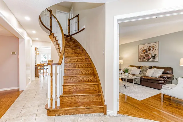 93 Lauchlin Cres, Halton Hills 3