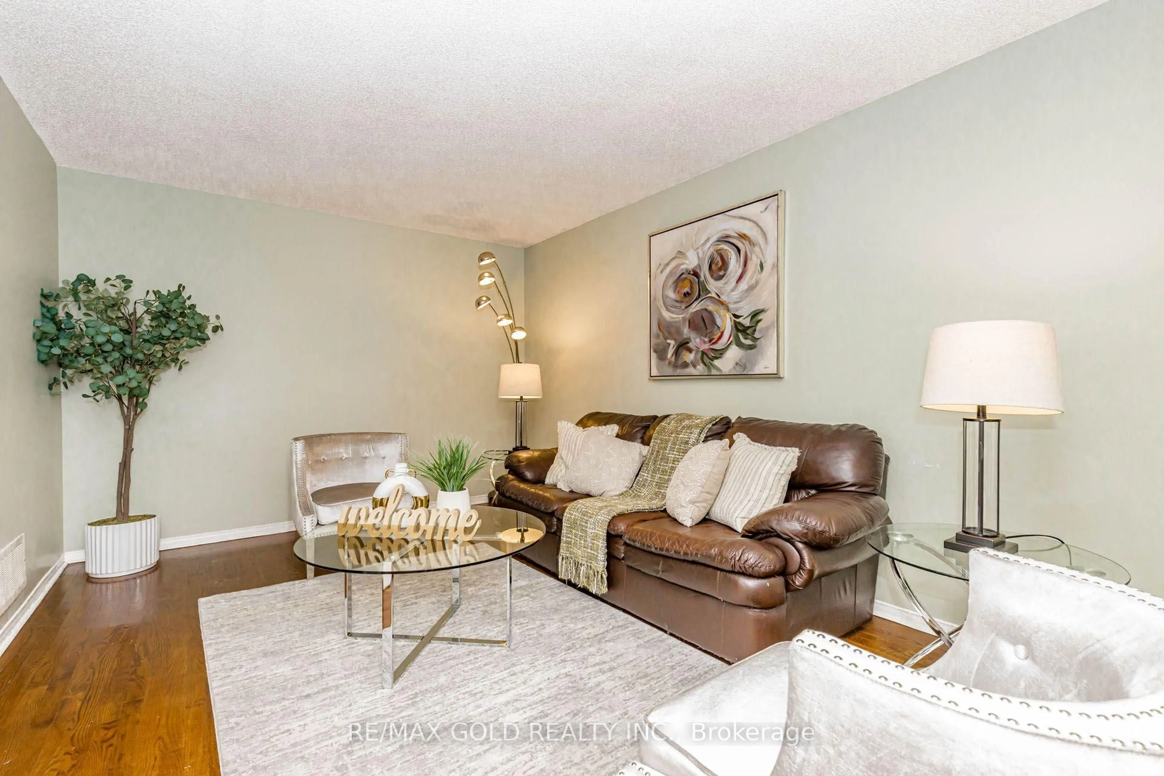 Living room with furniture, wood/laminate floor for 93 Lauchlin Cres, Halton Hills Ontario L7G 5R3