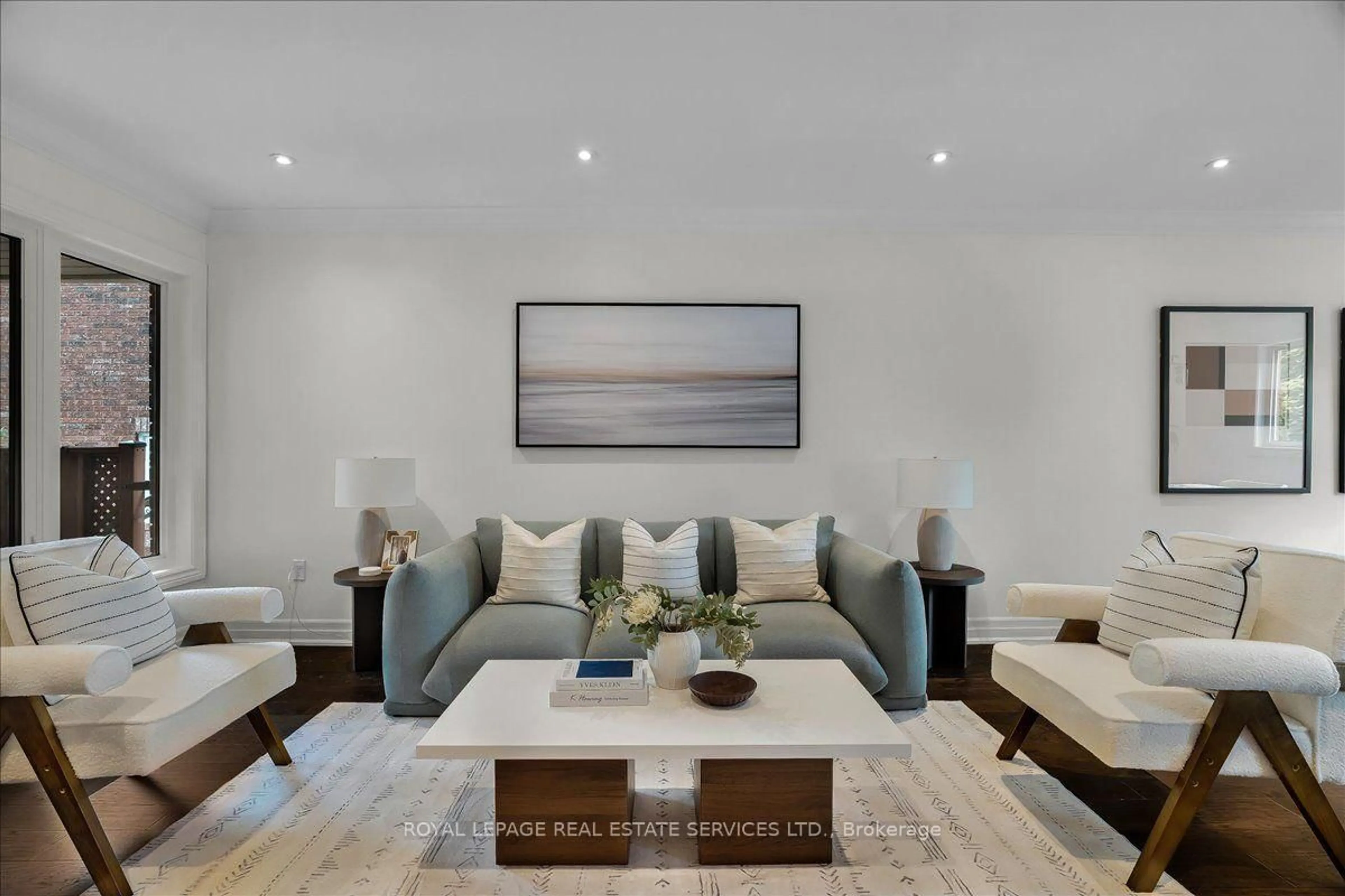 Living room with furniture, unknown for 3896 Densbury Dr, Mississauga Ontario L5N 6Y9