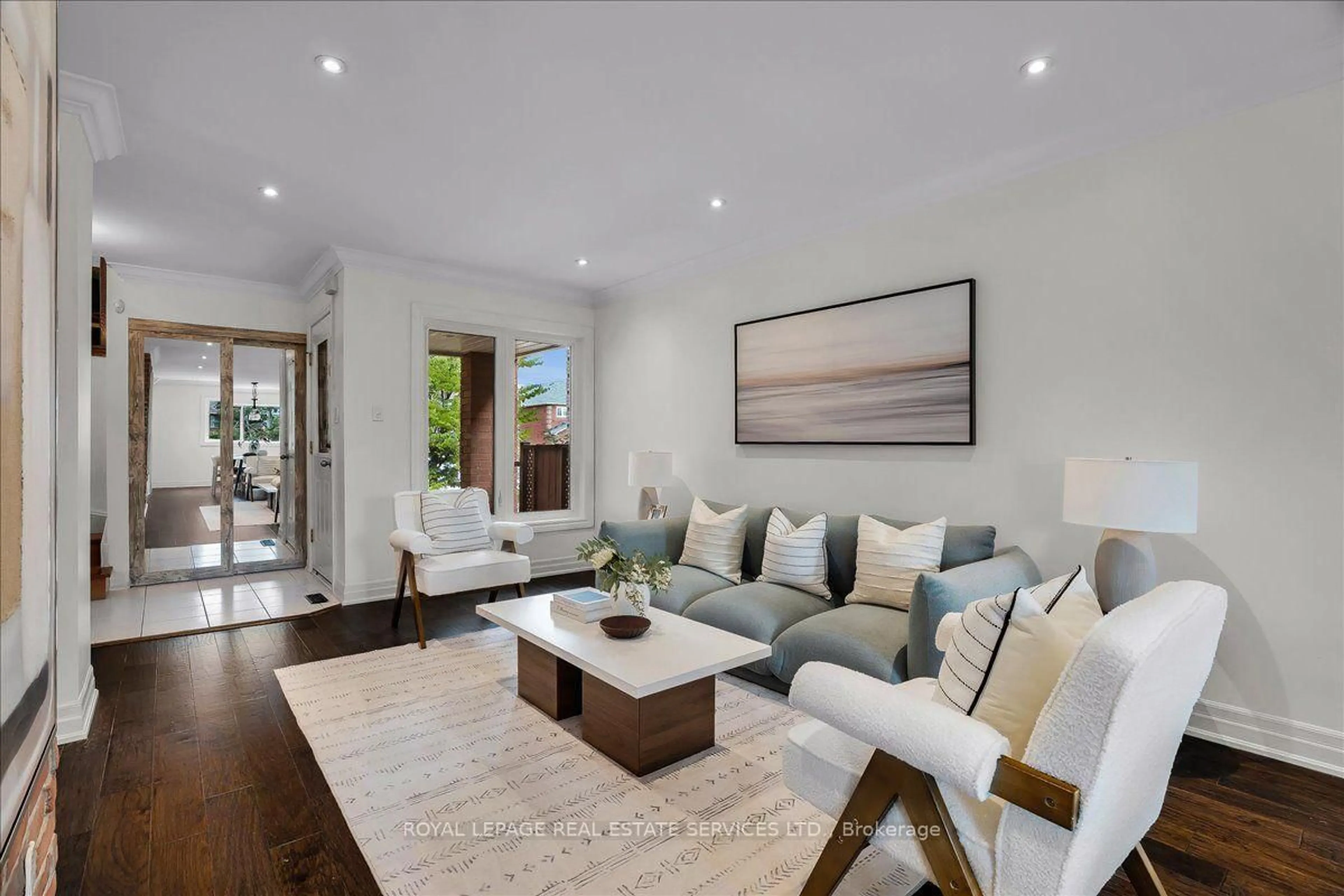 Living room with furniture, unknown for 3896 Densbury Dr, Mississauga Ontario L5N 6Y9