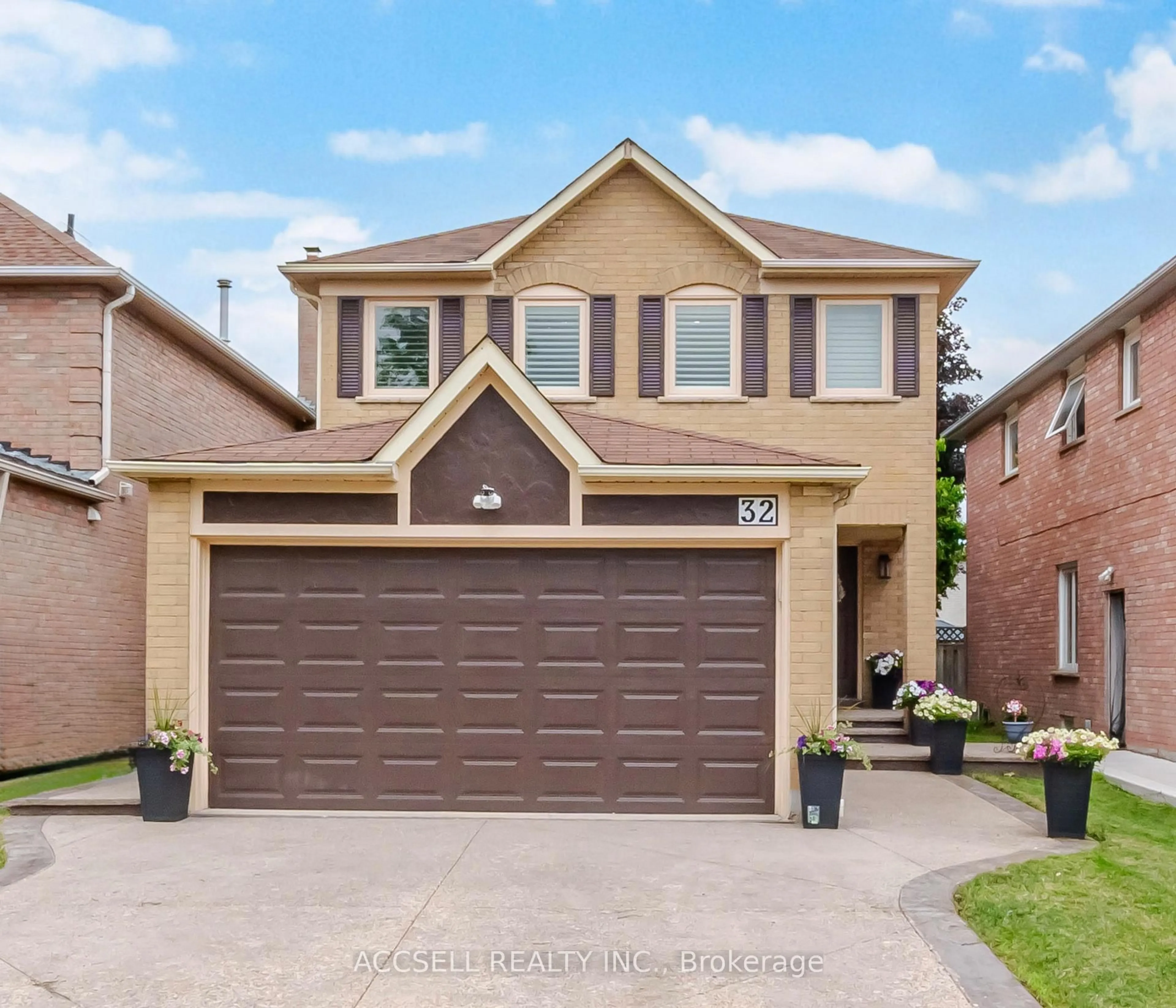 Home with brick exterior material, street for 32 Niles Crt, Brampton Ontario L6S 5T5