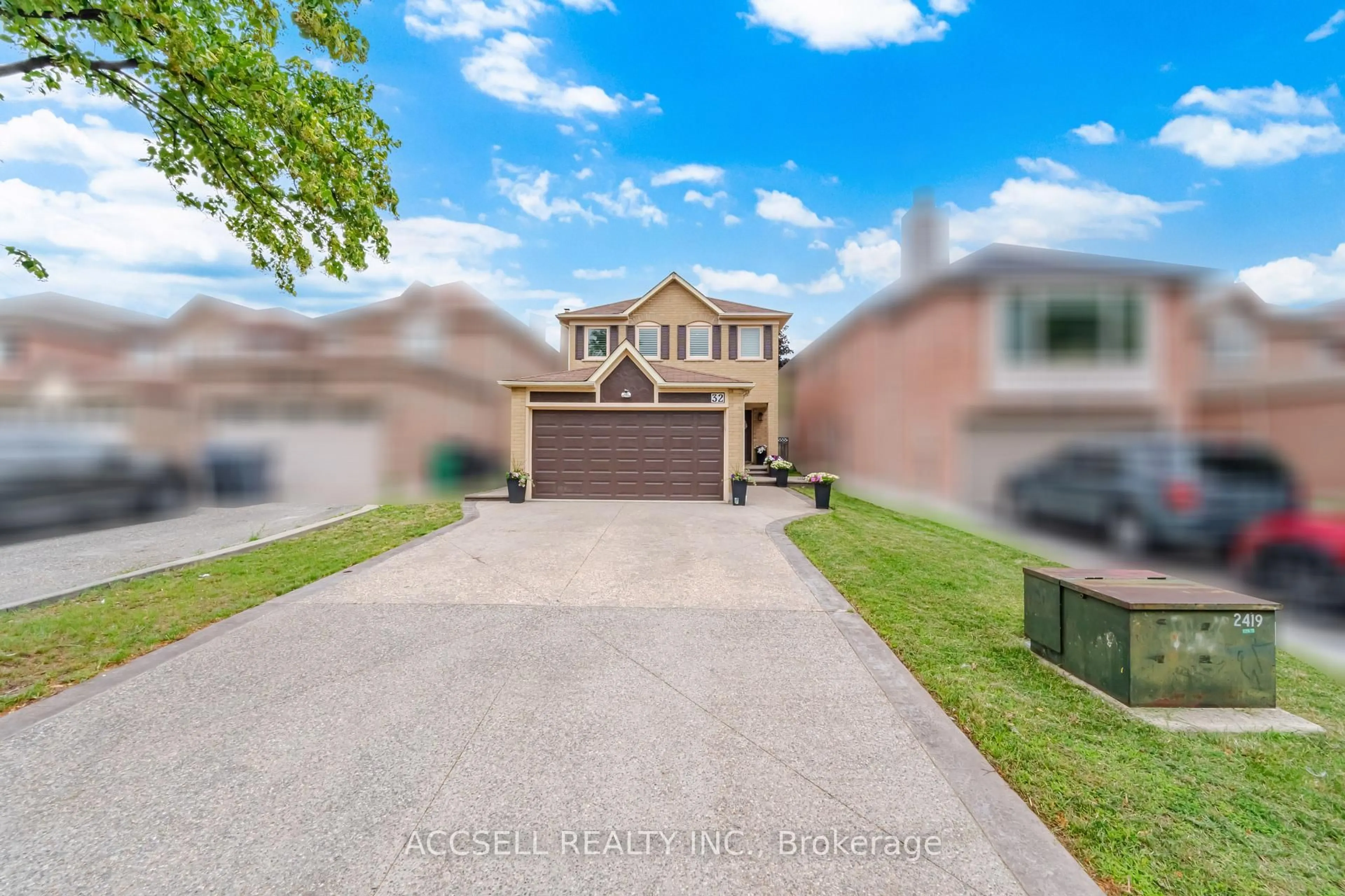 A pic from outside/outdoor area/front of a property/back of a property/a pic from drone, street for 32 Niles Crt, Brampton Ontario L6S 5T5