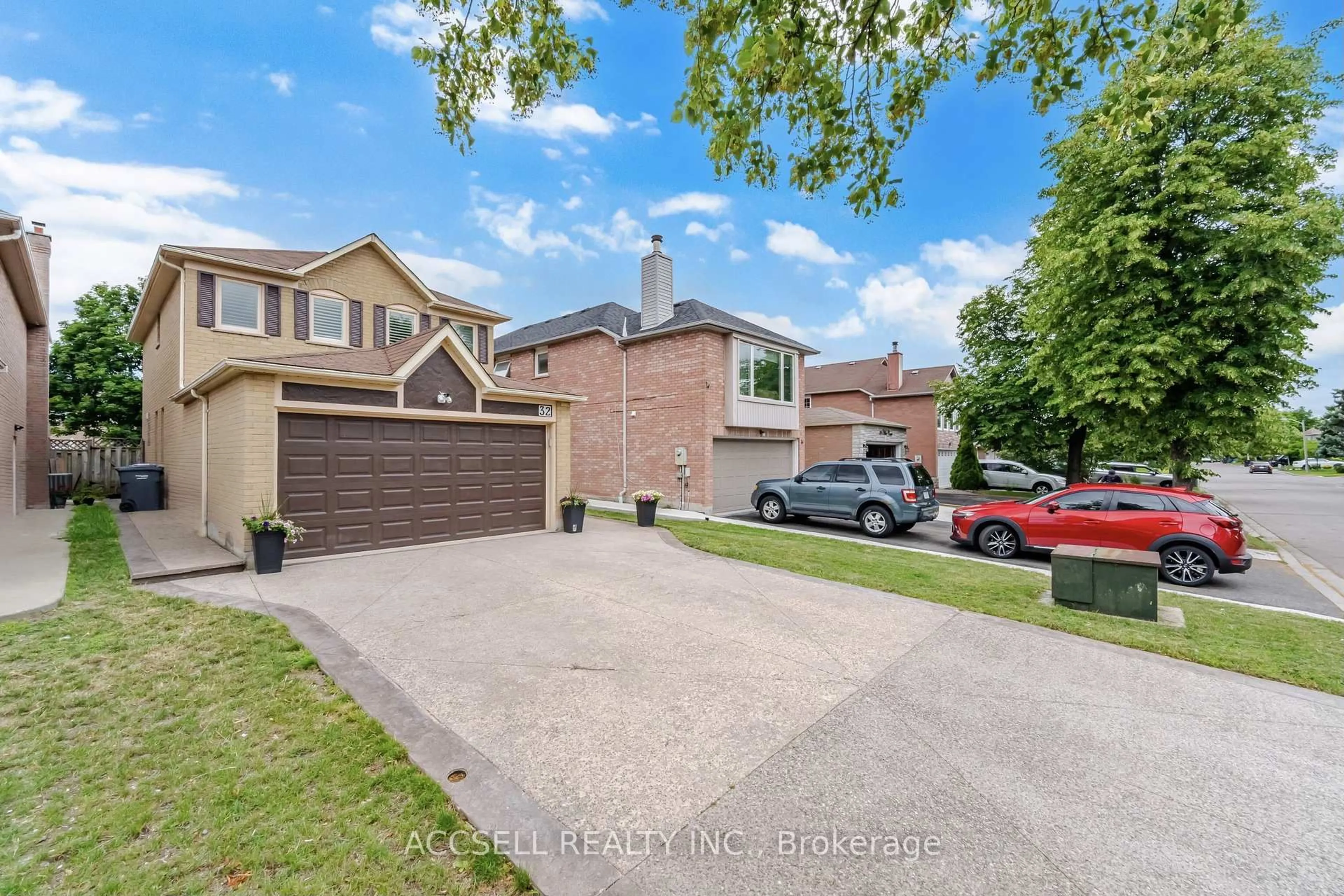 A pic from outside/outdoor area/front of a property/back of a property/a pic from drone, street for 32 Niles Crt, Brampton Ontario L6S 5T5