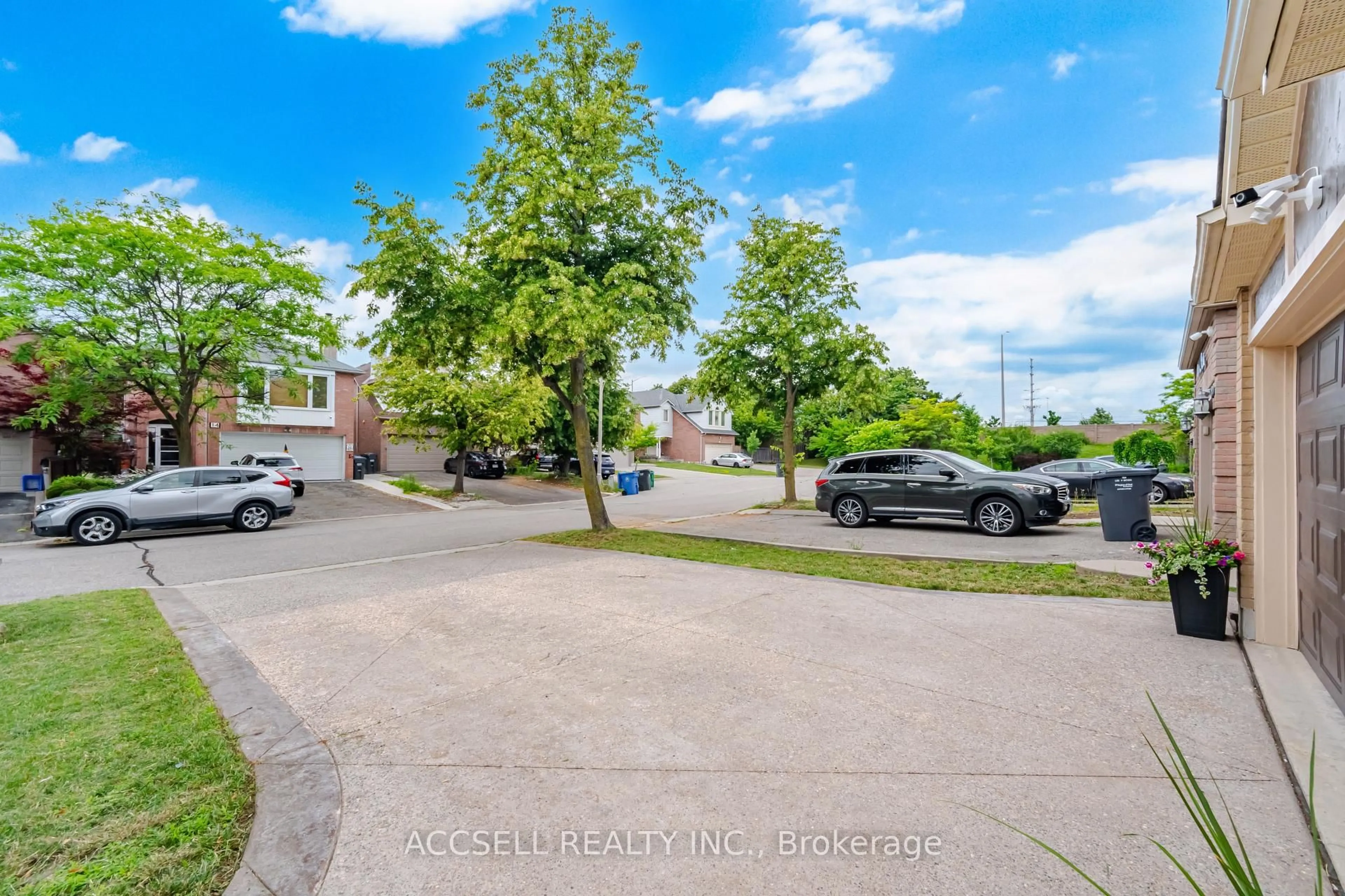 A pic from outside/outdoor area/front of a property/back of a property/a pic from drone, street for 32 Niles Crt, Brampton Ontario L6S 5T5