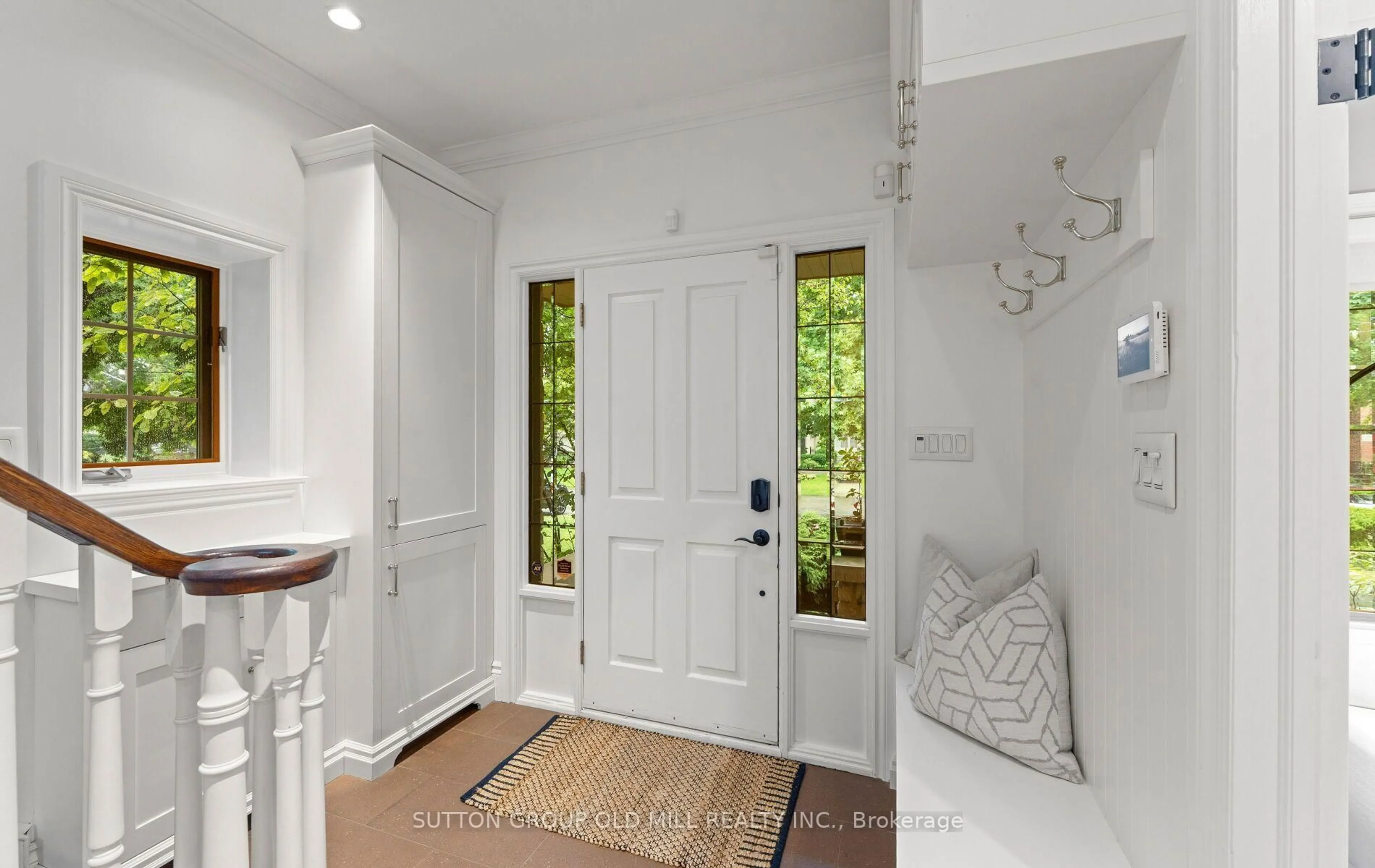 Indoor entryway for 162 Brentwood Rd, Toronto Ontario M8X 2C9