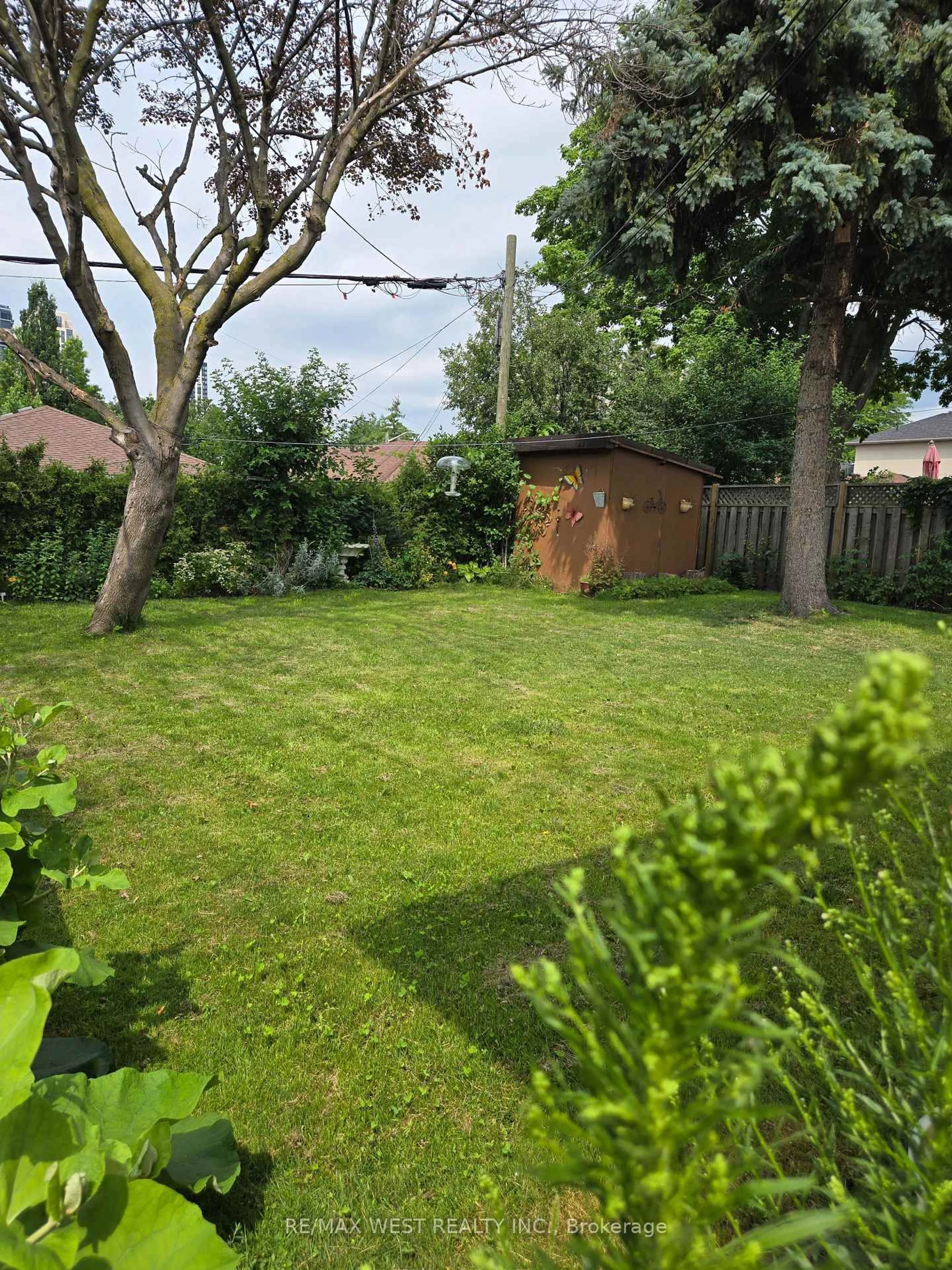 A pic from outside/outdoor area/front of a property/back of a property/a pic from drone, street for 26 Nipissing Dr, Toronto Ontario M9B 4V5