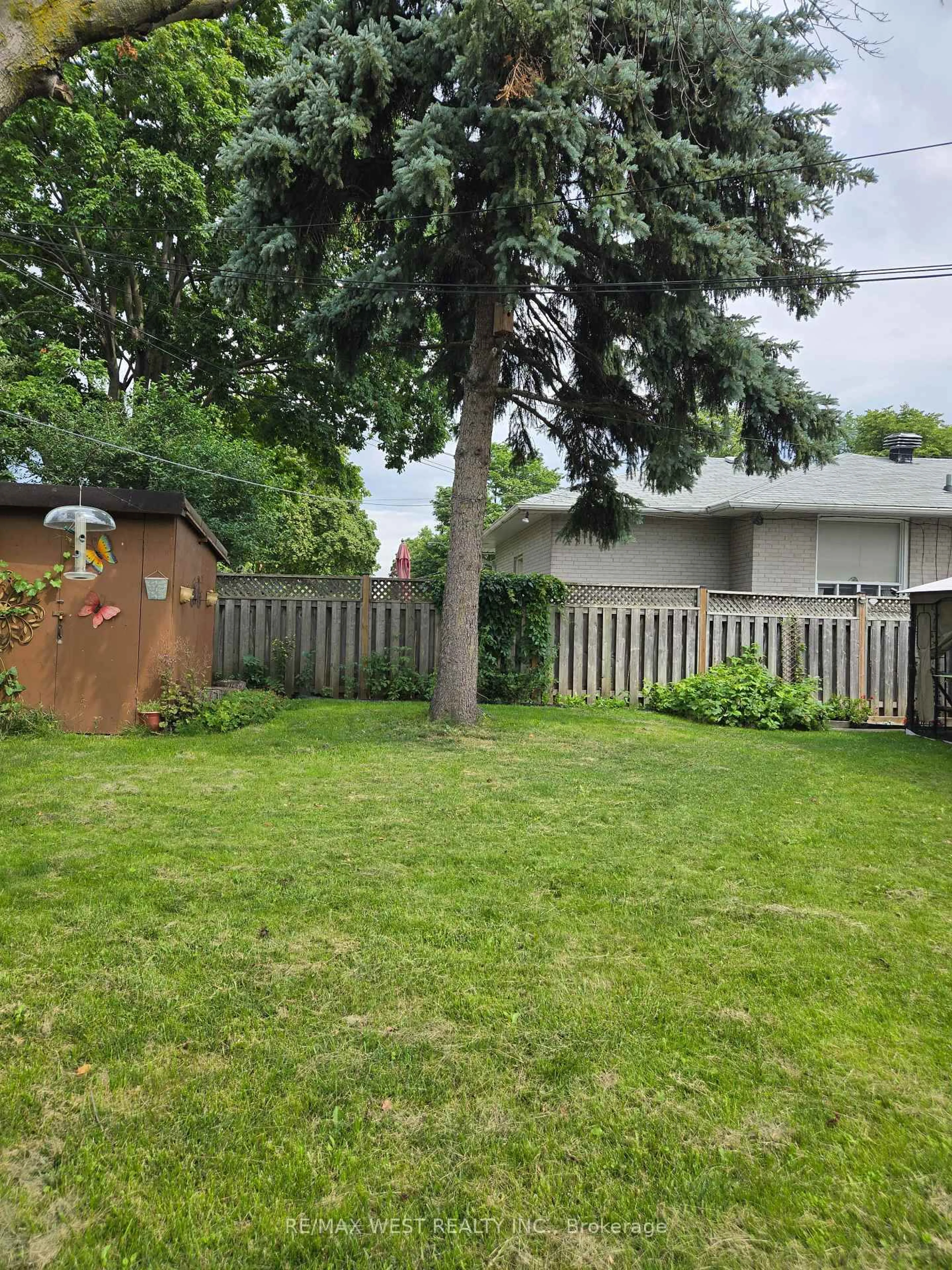 A pic from outside/outdoor area/front of a property/back of a property/a pic from drone, street for 26 Nipissing Dr, Toronto Ontario M9B 4V5