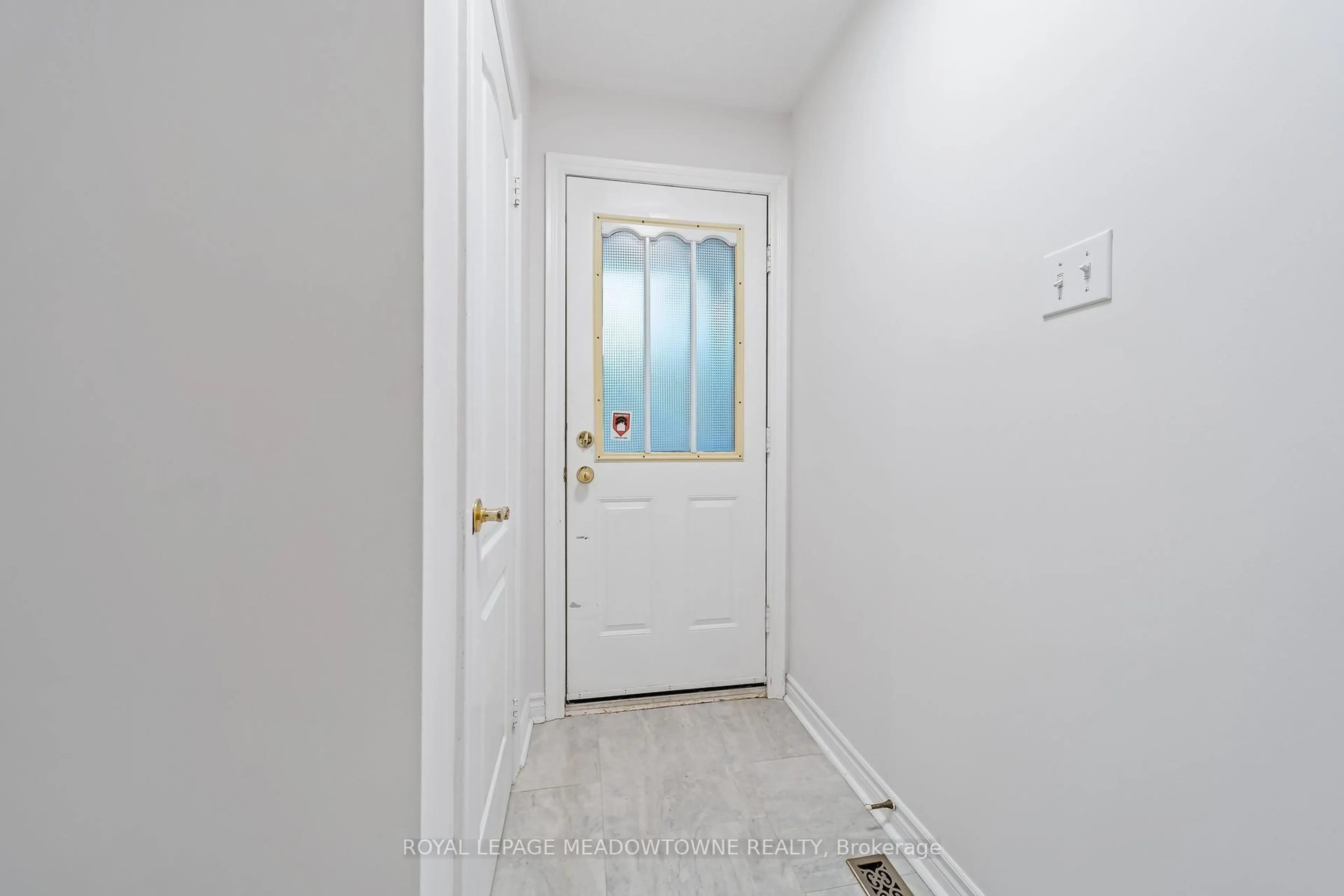 Indoor entryway for 76 River Dr #11, Halton Hills Ontario L7G 2J2