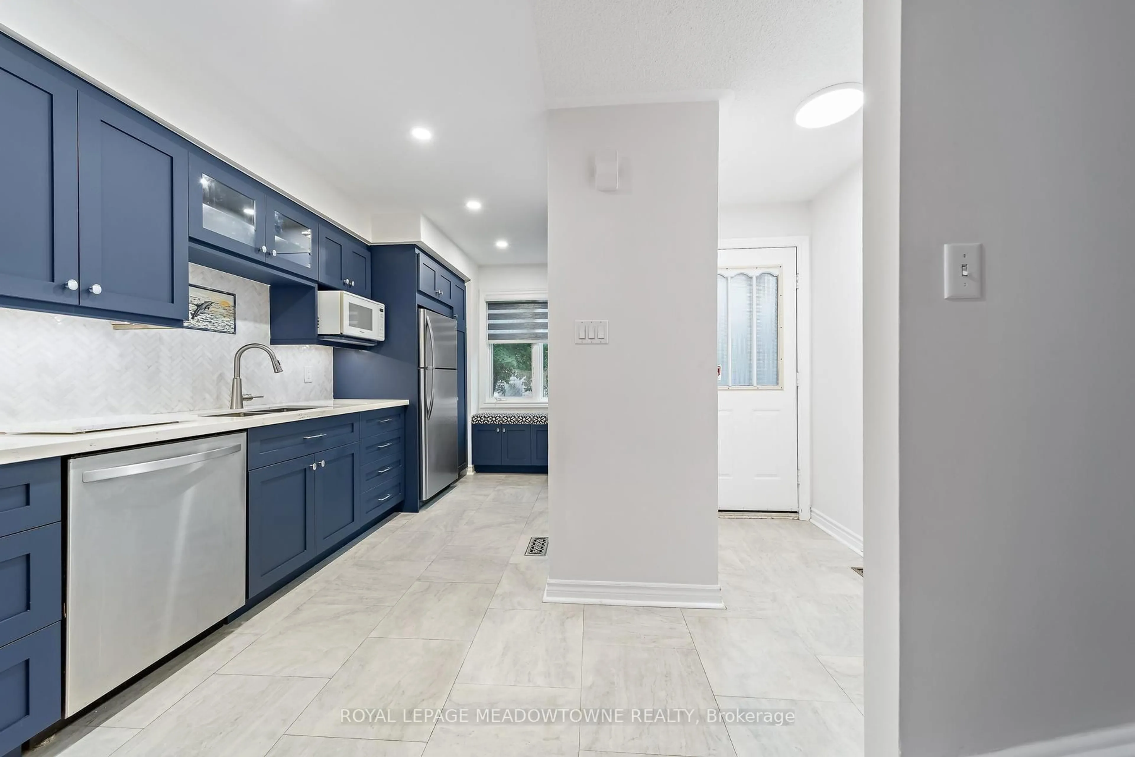 Open concept kitchen, ceramic/tile floor for 76 River Dr #11, Halton Hills Ontario L7G 2J2