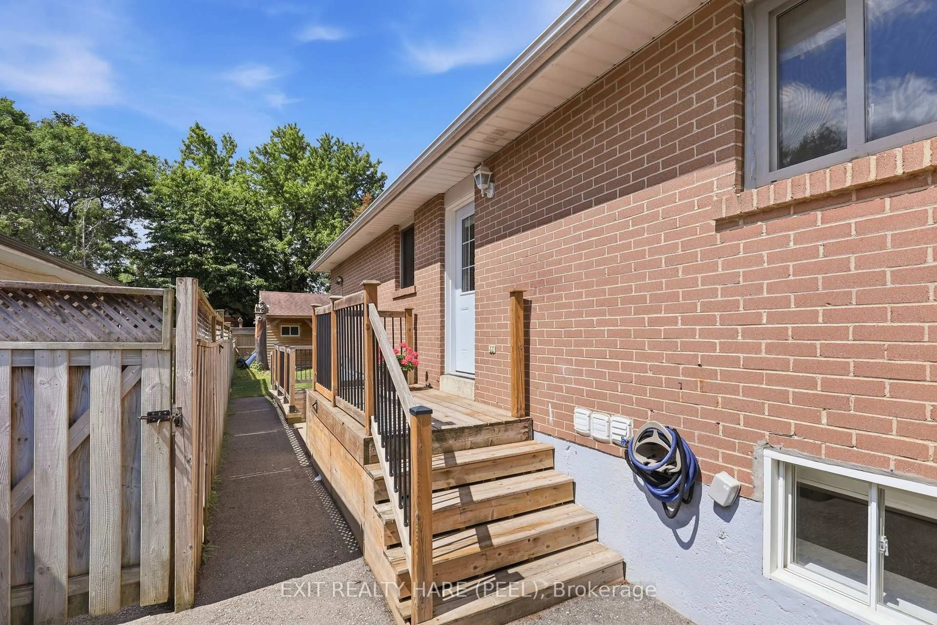 A pic from outside/outdoor area/front of a property/back of a property/a pic from drone, street for 42 Highland Dr, Orangeville Ontario L9W 2Y3